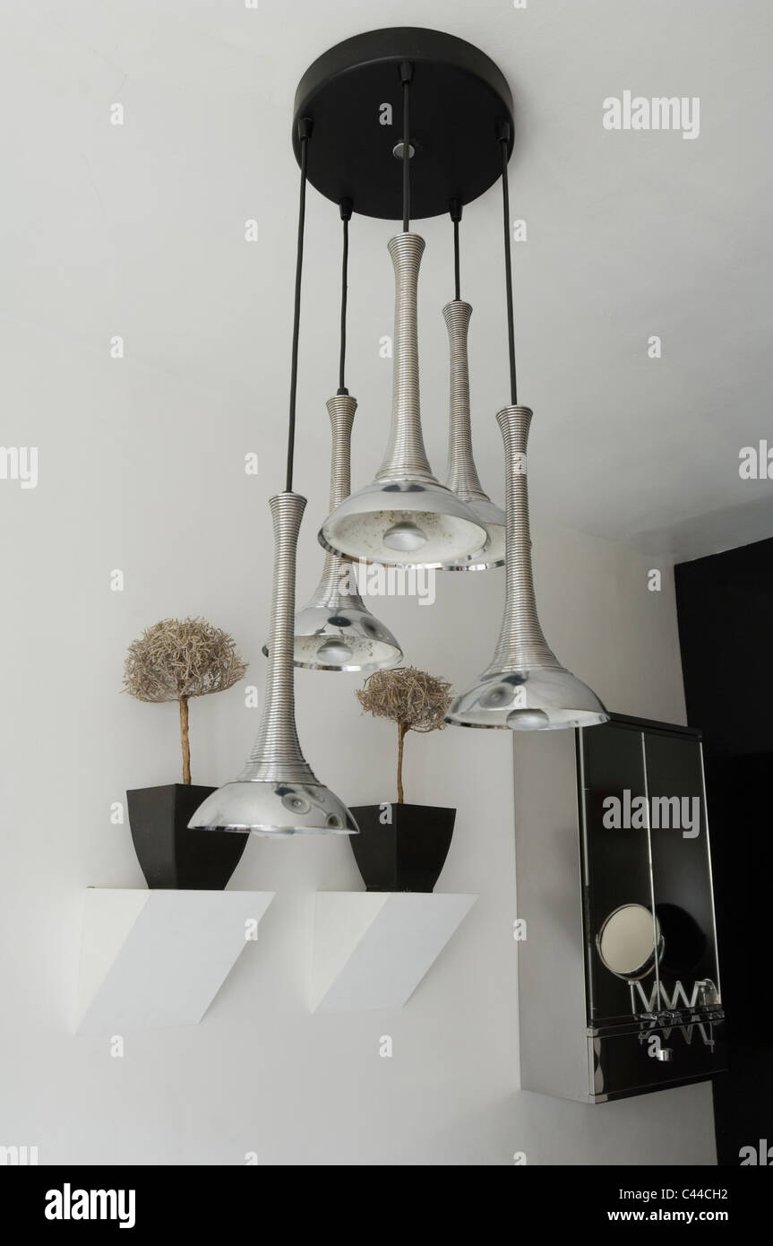 Pendentif rétro français luminaire en blanc salle de bains avec miroir et plantes d'étagères Banque D'Images