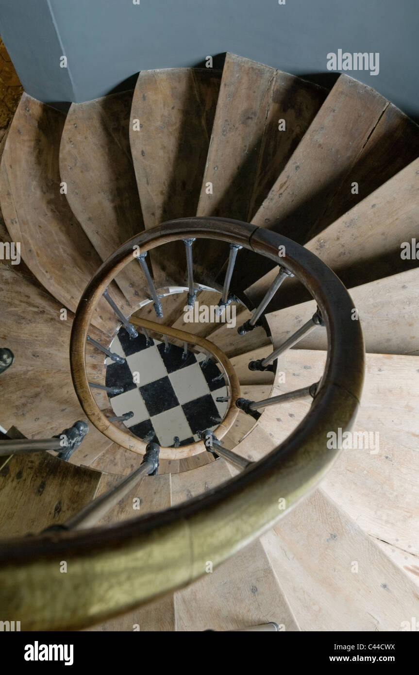 Vue vers le bas spiral escalier en chêne avec rampe et vérifié au bas de plancher Banque D'Images