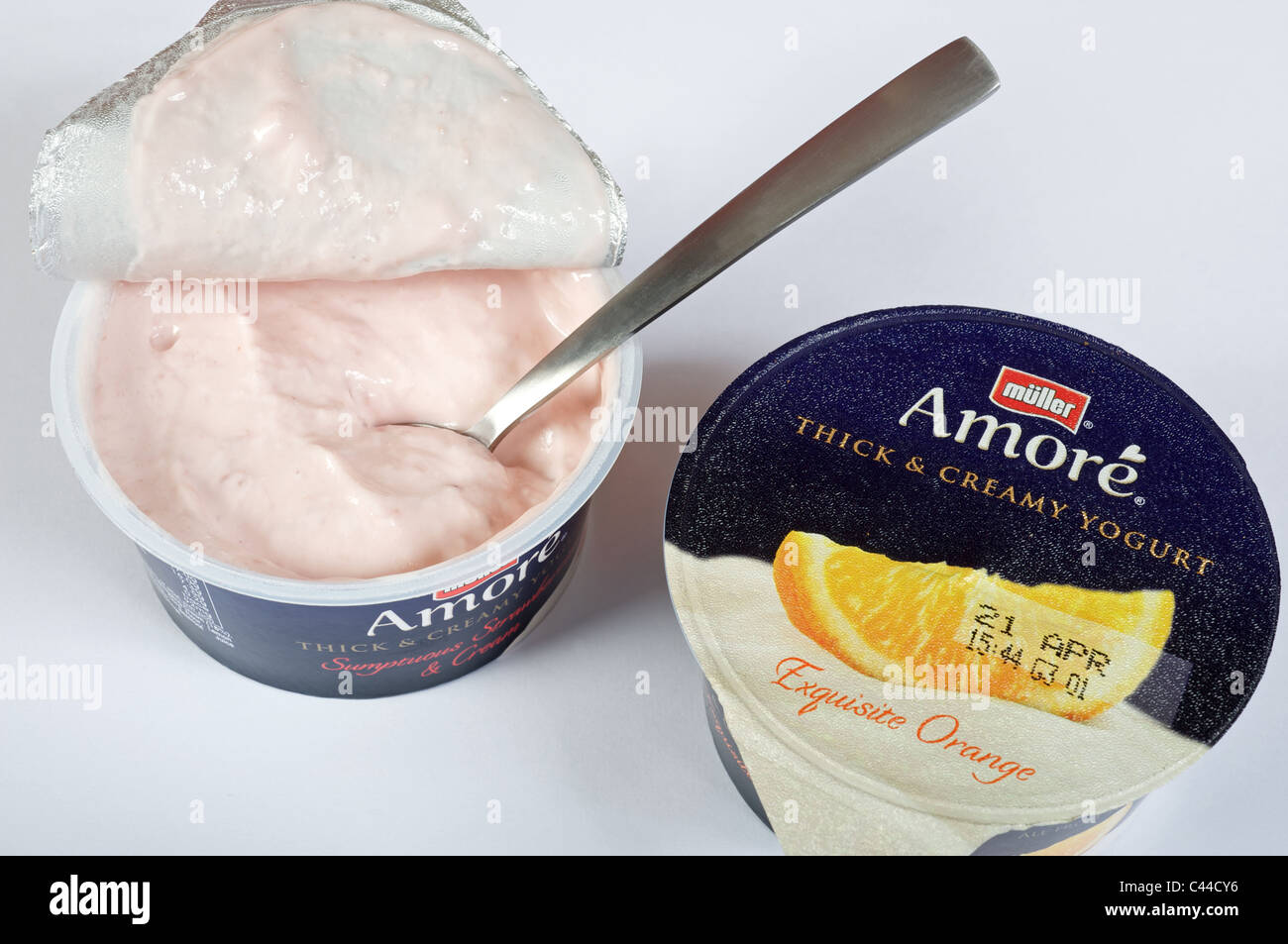 Muller Amore Fraise et crème glacée et yogourt orange Banque D'Images