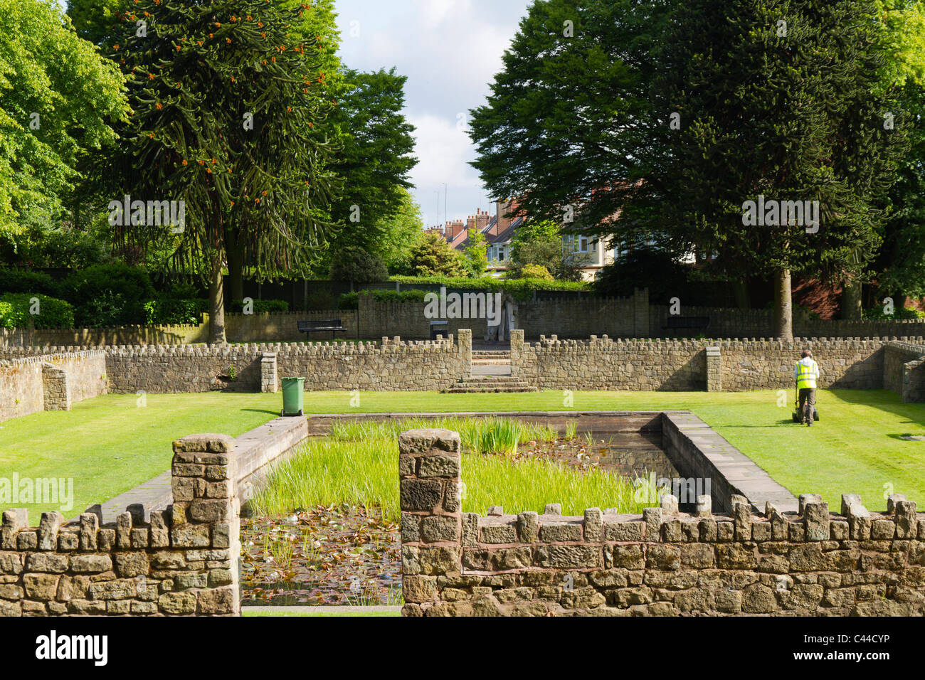 Jardins paysagers à côté du prieuré ruines en Dudley West Midlands Banque D'Images