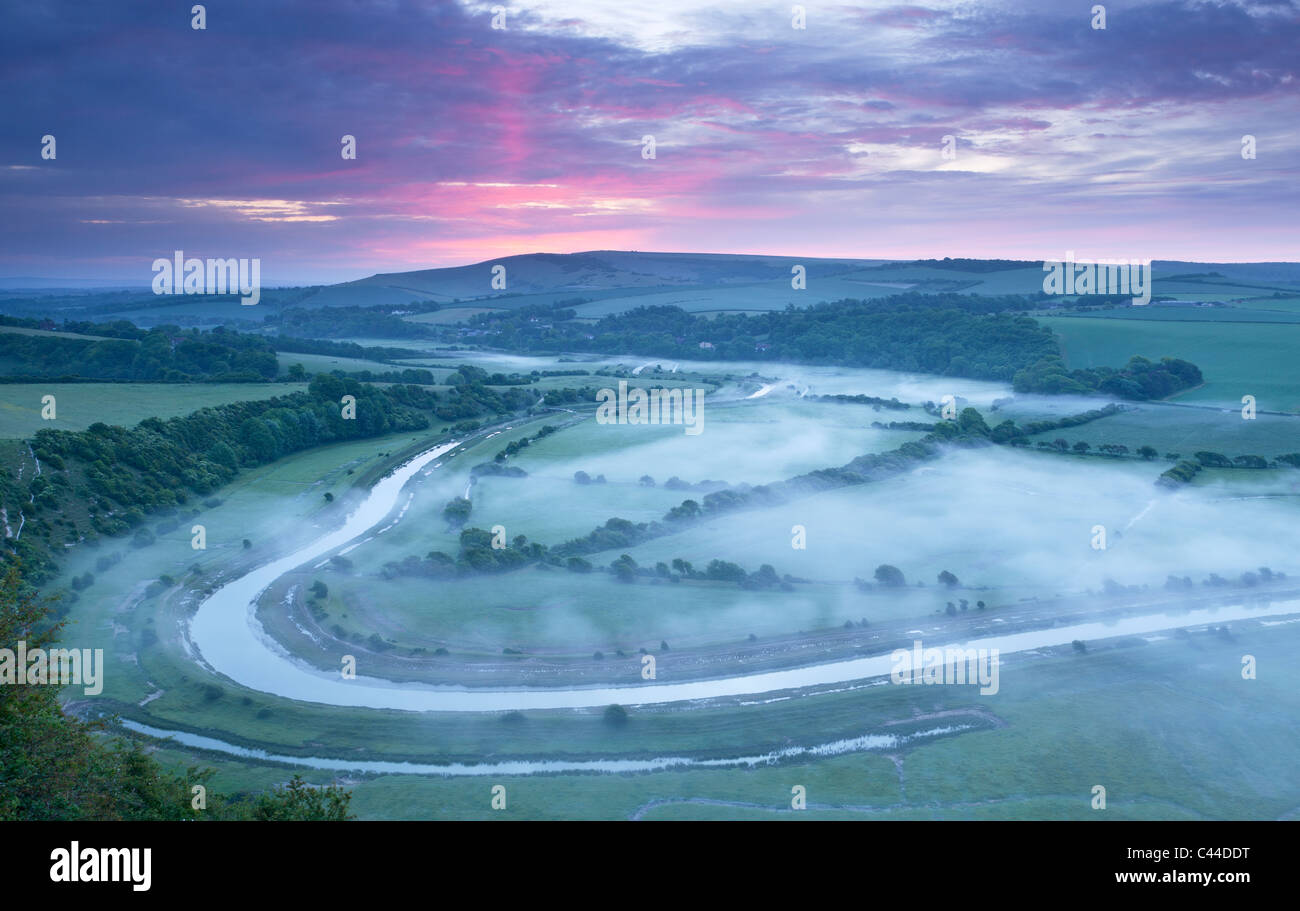 Mist couché dans la vallée Cuckmere près de 1 156 km sur un beau matin de printemps. Cela fait partie du Parc National des South Downs Banque D'Images