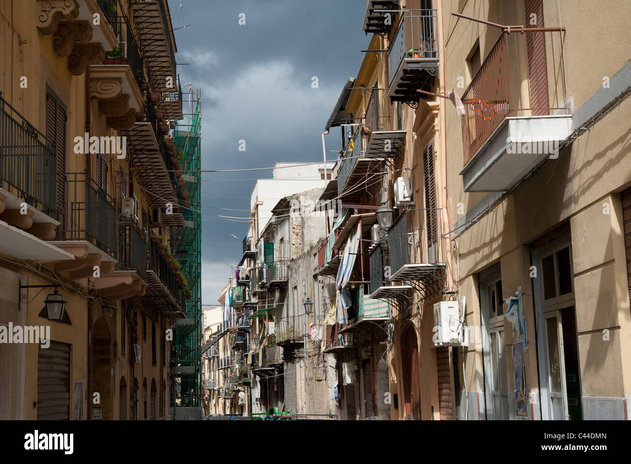 Vue sur rue sur le vieux quartier de l'Albergheria, Palerme, Sicile, Italie Banque D'Images