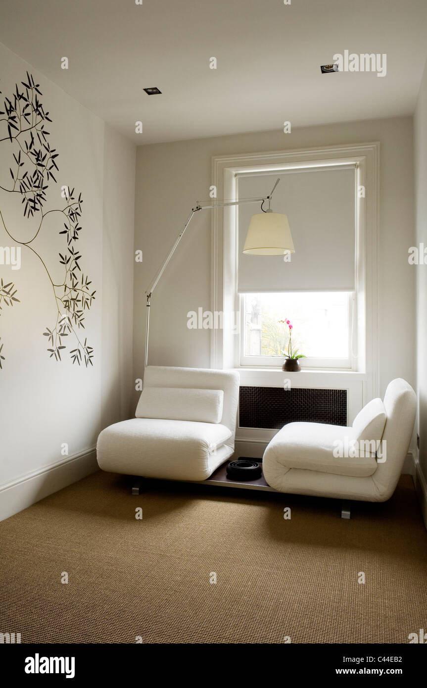 Futura blanc canapés-lits par Luigi Recalcati dans chambre à coucher moderne avec Tolomeo Artemide lampadaire chrome Banque D'Images
