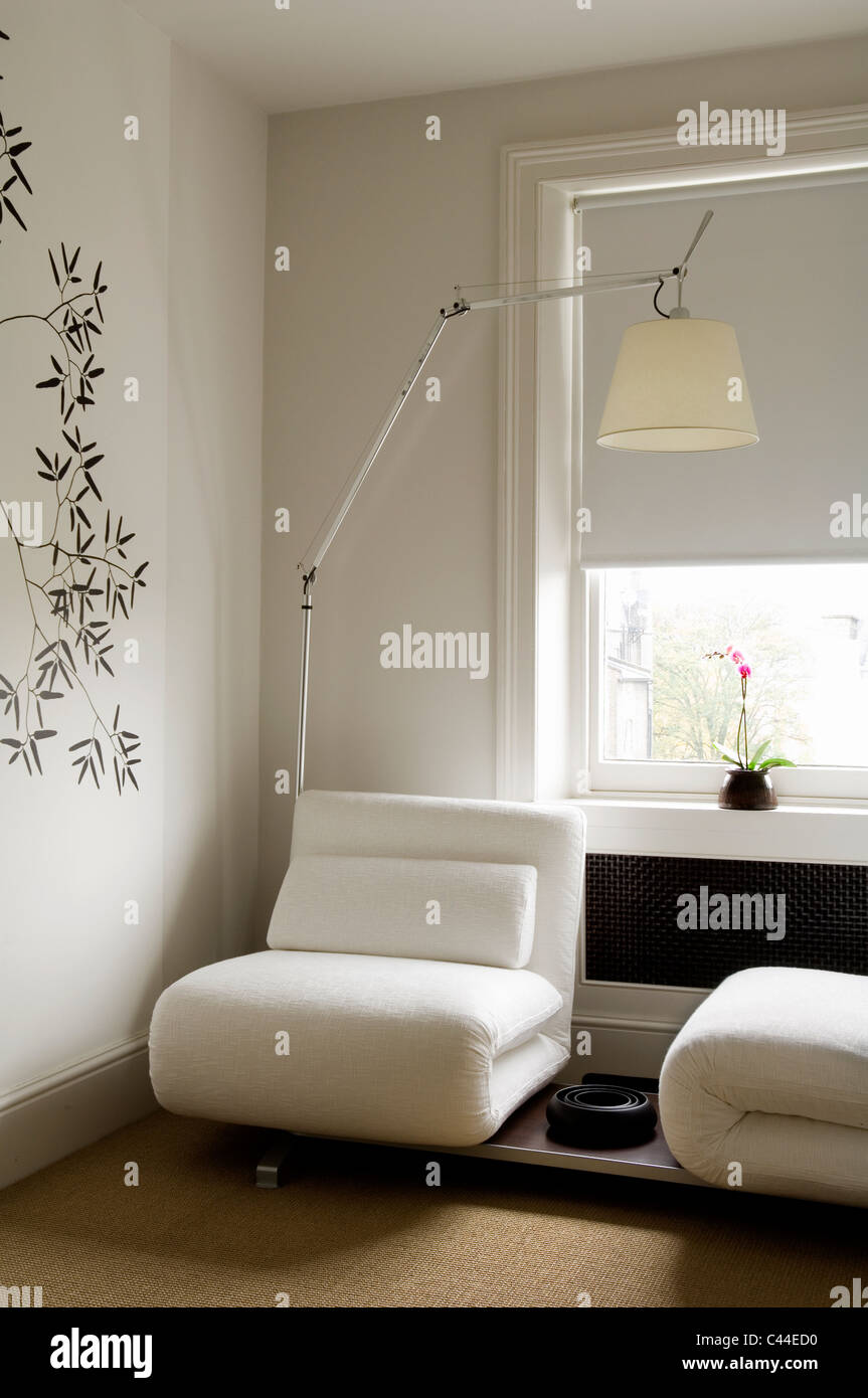 Futura blanc canapé-lit par Luigi Recalcati en salon moderne avec Tolomeo  Artemide lampadaire chrome Photo Stock - Alamy