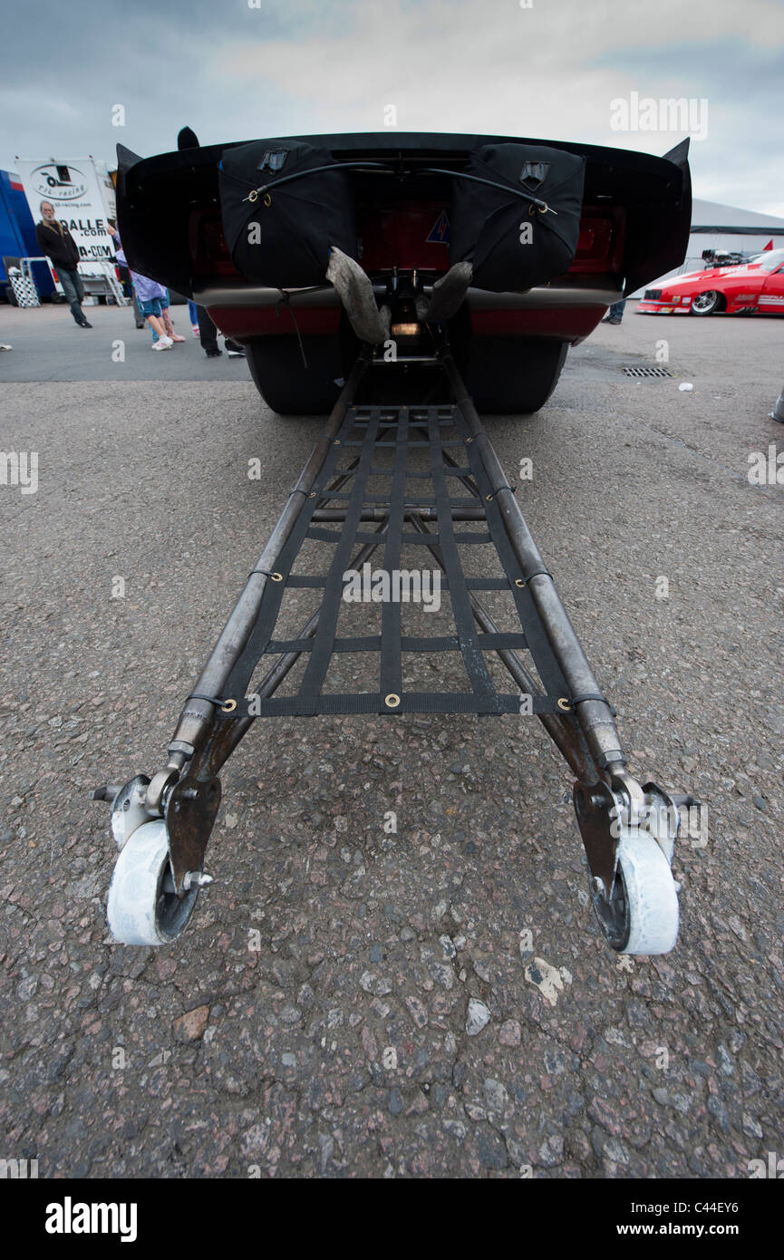 Vue arrière du dragster montrant wheelie bars et de parachutes. Grand angle. Banque D'Images