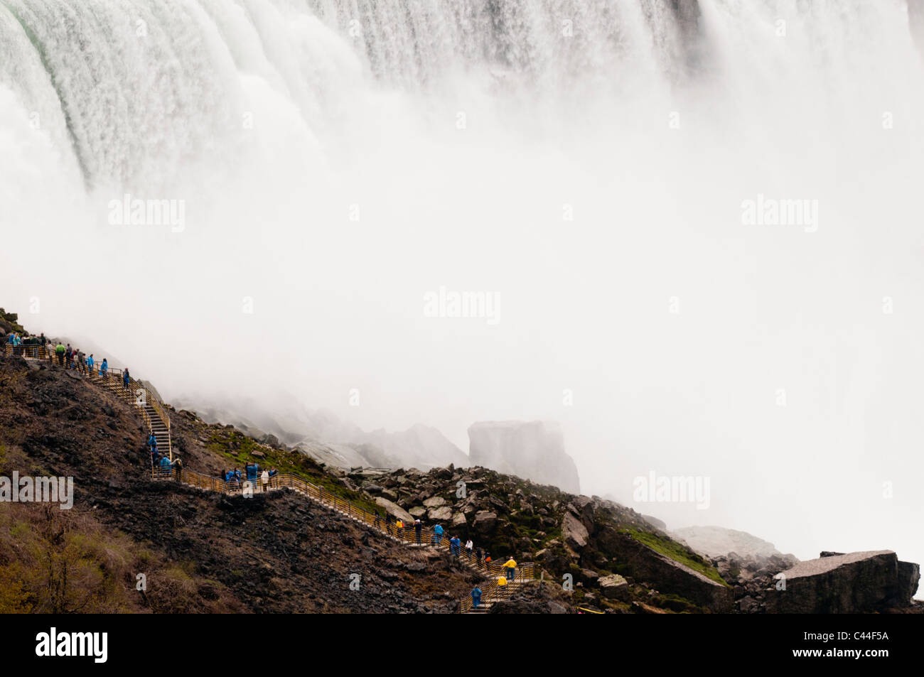 Les touristes monter les escaliers à côté de l'American Falls de Niagara, NY ; proposant une échelle de taille. Banque D'Images