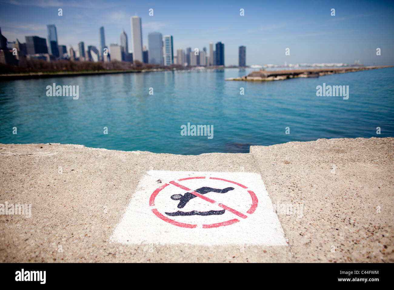 Aucun signe de plongée sur le Lac Michigan avec le centre-ville de Chicago dans l'arrière-plan. Banque D'Images