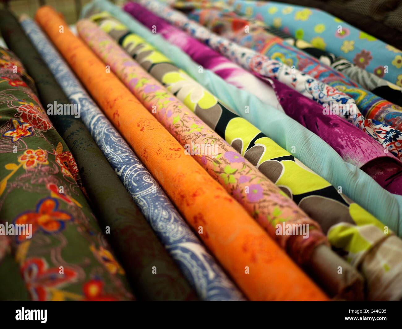 Vis de tissu coloré avec des motifs à un magasin d'artisanat. Banque D'Images