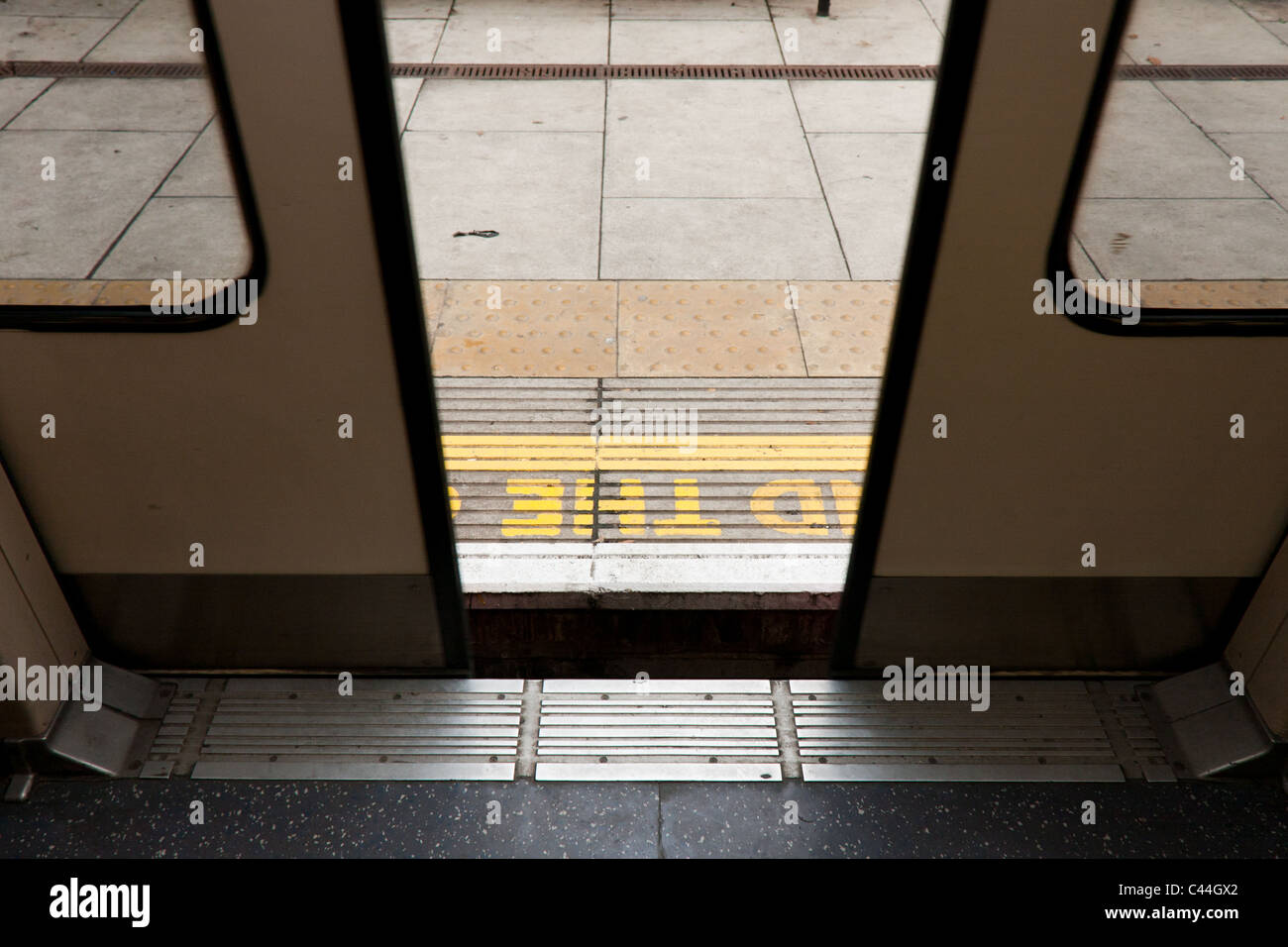 Fermeture des portes sur le métro sur la ligne Central Station à Epping Banque D'Images