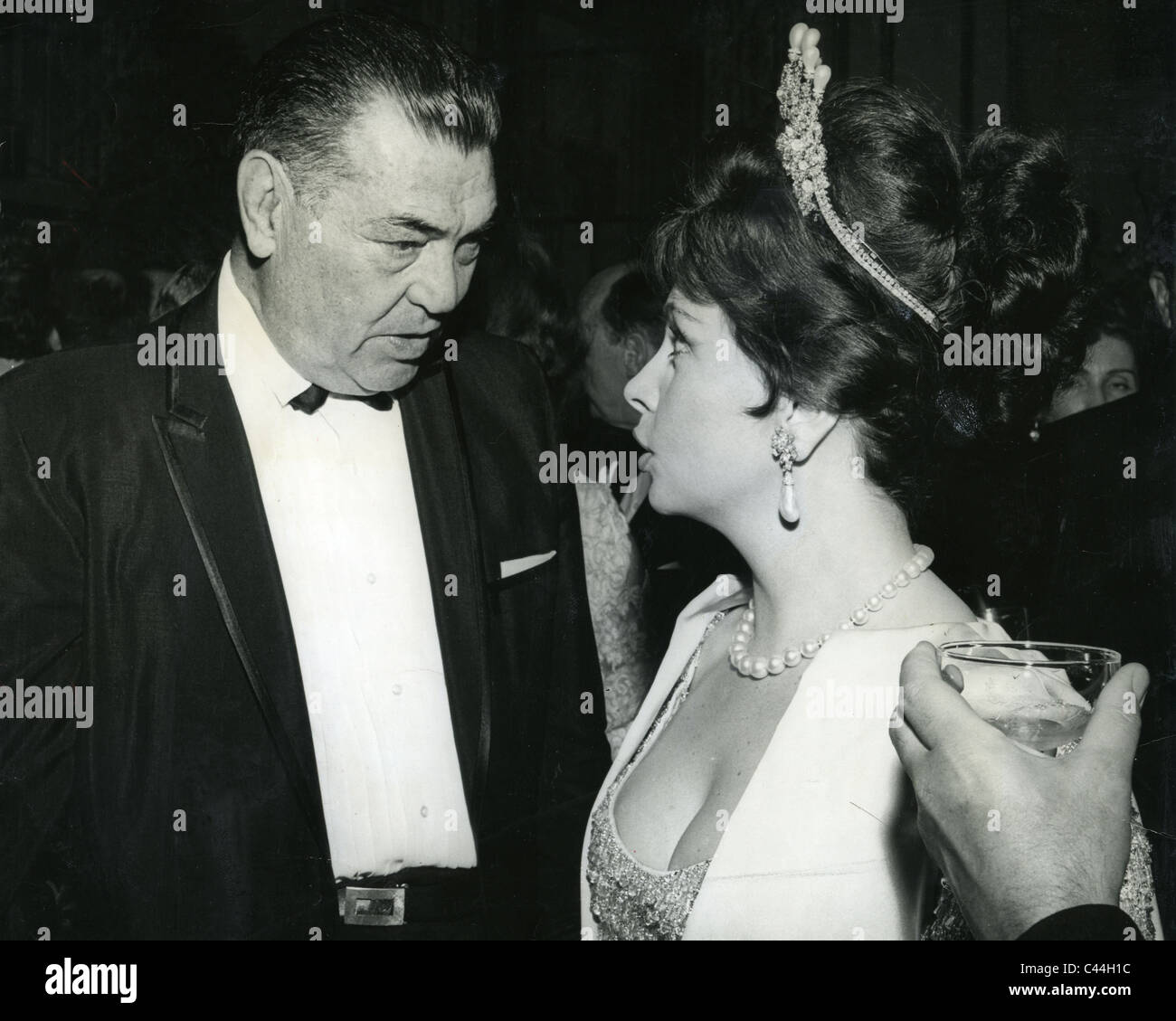 GINA LOLLOBRIGIDA actrice de cinéma italien avec l'ancien World Heavyweight Boxing chamption Jack Dempsey sur 1965 Banque D'Images