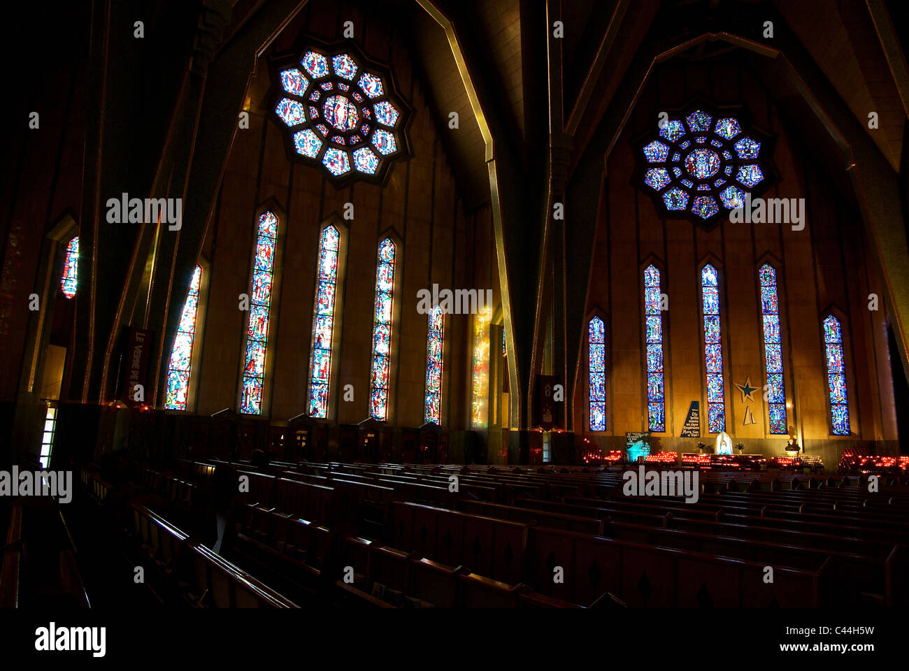 Vitraux exquis de bancs dans le coucher du soleil rougeoyant Notre-Dame-du-Cap Nationale du Canada cathédrale Notre Sainte Mère de Culte Banque D'Images