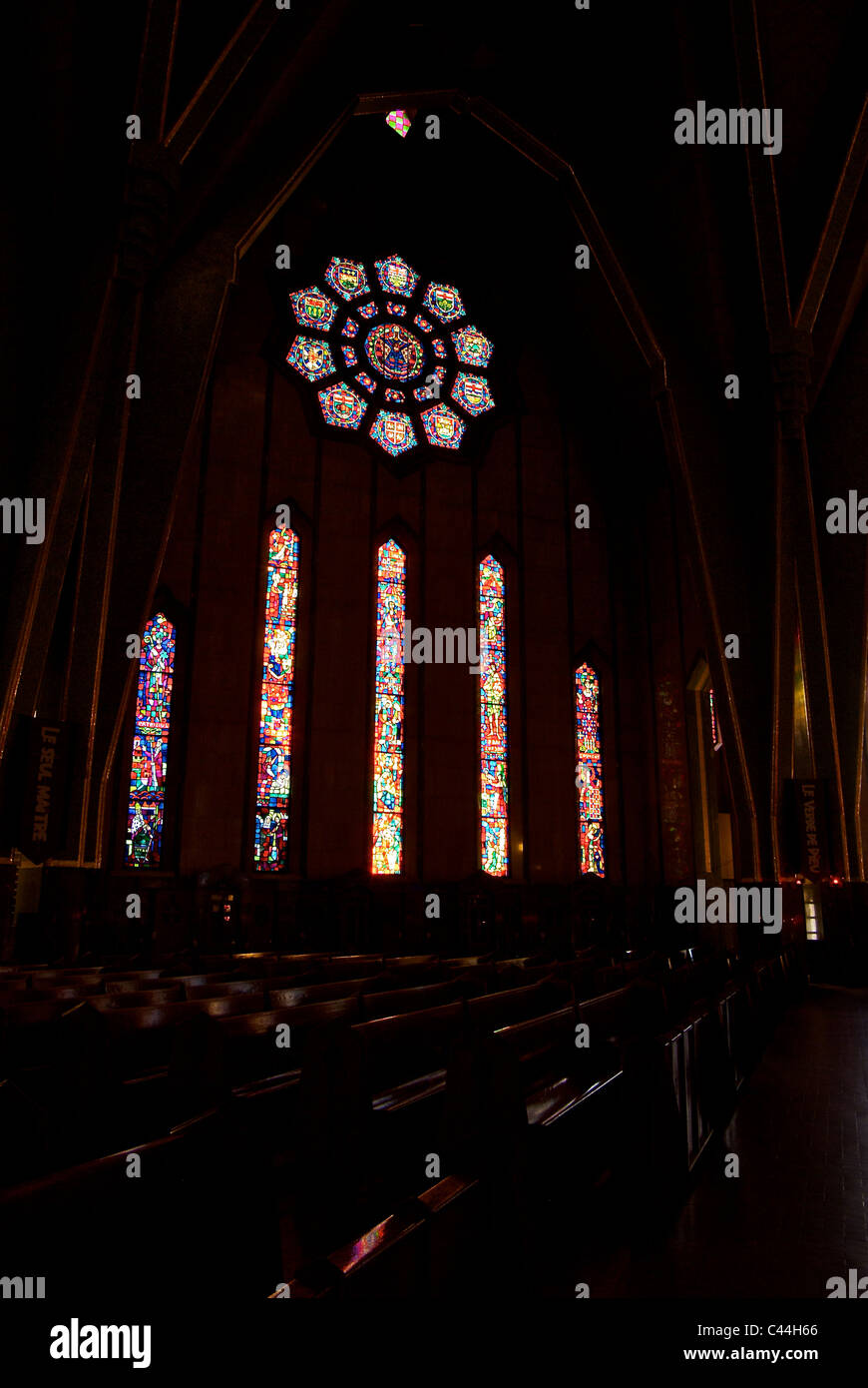 Vitraux exquis en rougeoyant coucher de soleil direct Notre-Dame-du-Cap Nationale du Canada cathédrale Notre Sainte Mère de Culte Banque D'Images