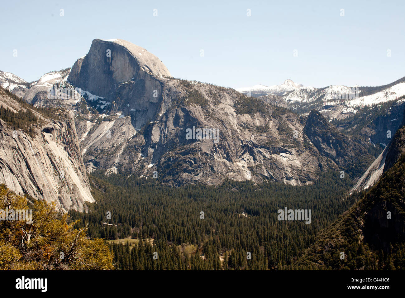 Demi Dôme à Yosemite National Park au printemps vu de la promenade pour Yosemite Falls. Banque D'Images