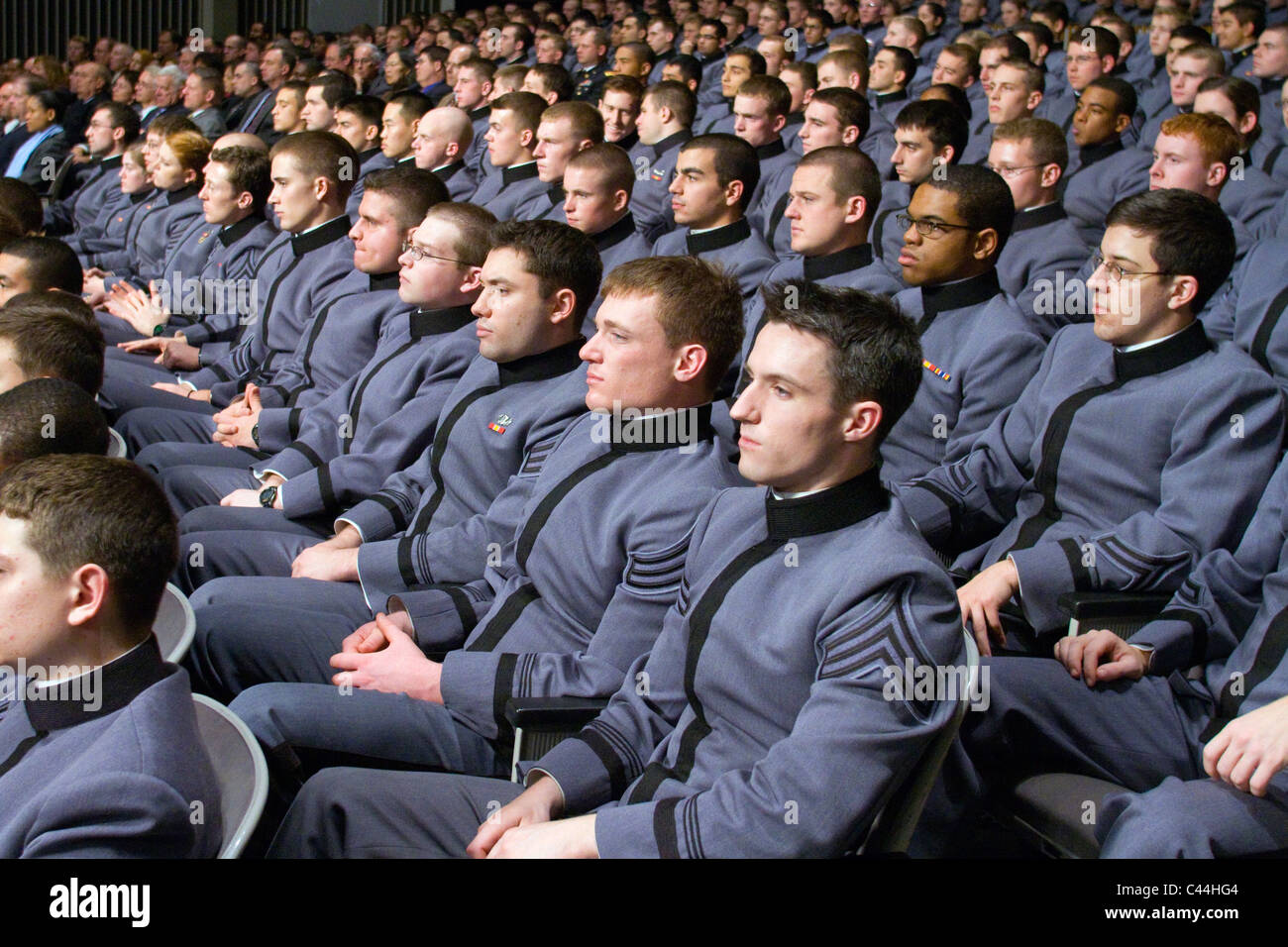 Les élèves-officiers à l'académie militaire de West Point écouter le président Obama prononcera son discours de politique générale de l'Afghanistan. Banque D'Images