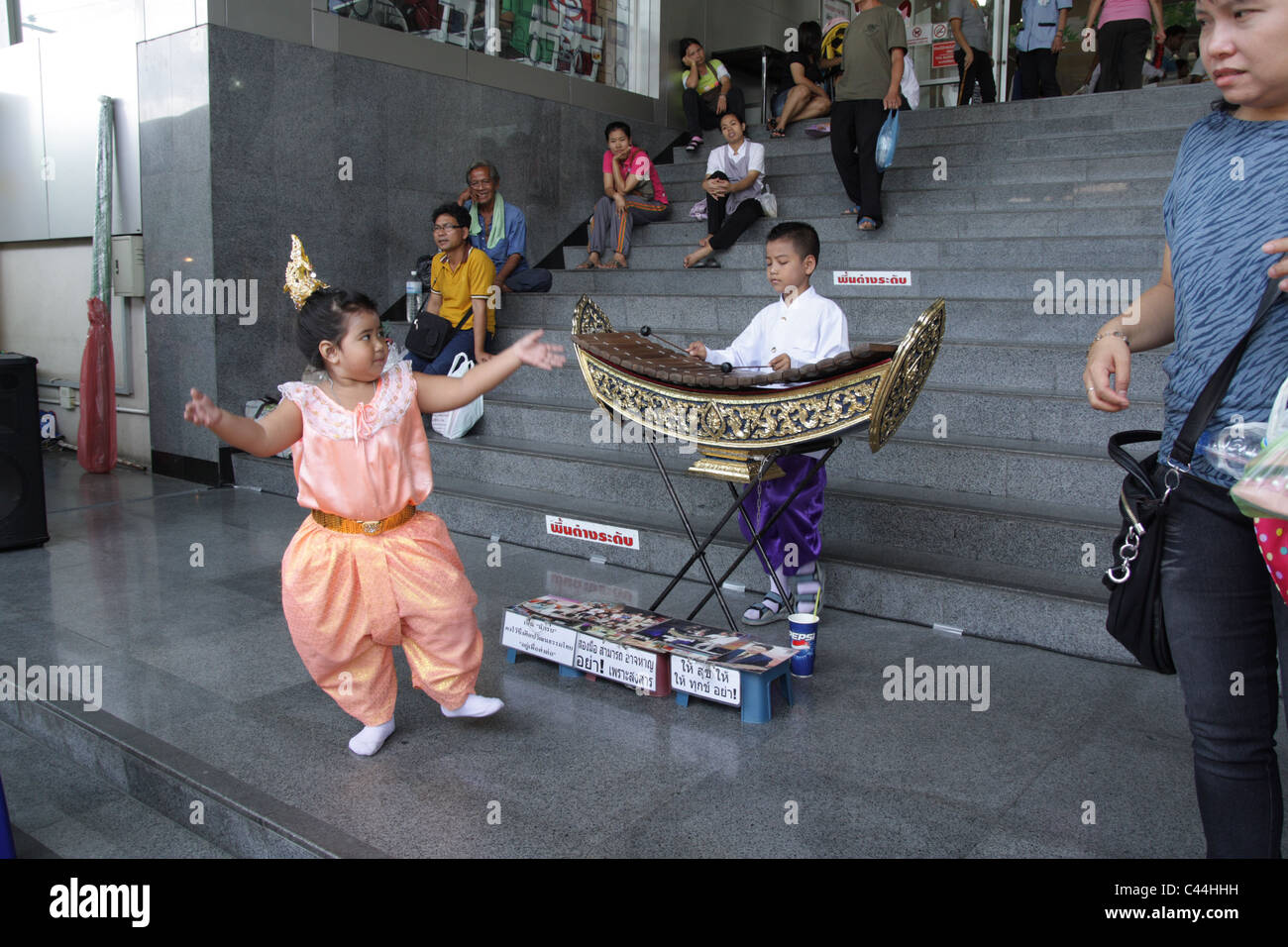 Thai Girl Dancing with Thai musicien à Chatuchak Weekend Market à Bangkok Banque D'Images