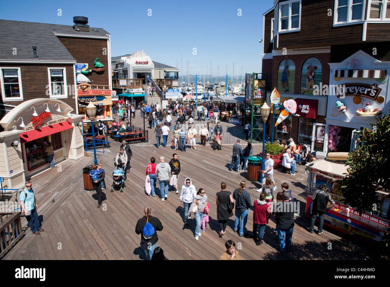 Vue depuis la promenade surélevée à l'embarcadère 39 marché, Fisherman's Wharf, San Francisco Banque D'Images