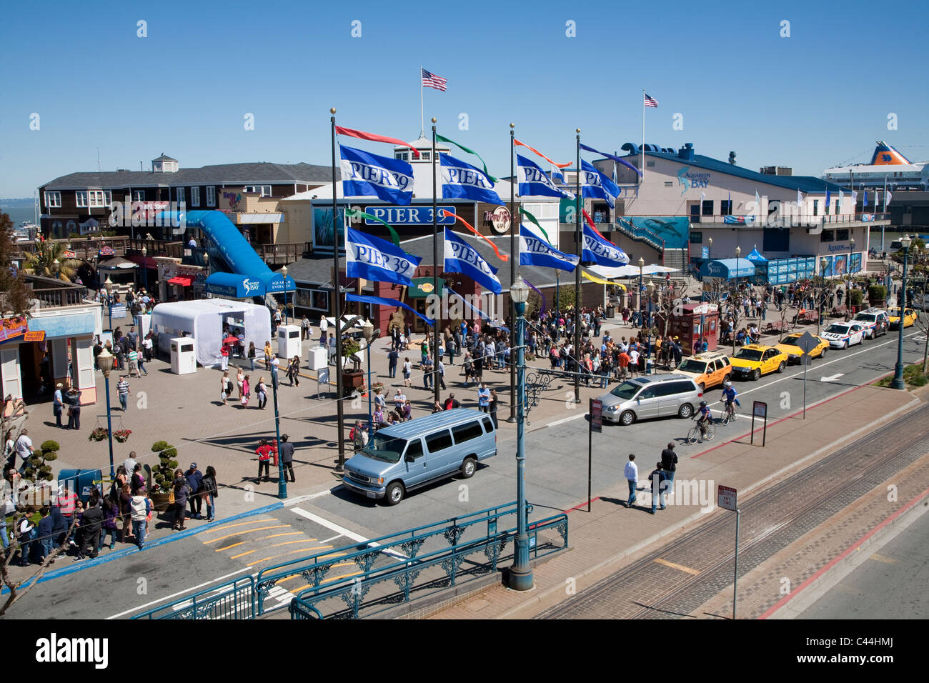 Drapeaux et aquarium à Pier 39, Fisherman's Wharf, San Francisco Banque D'Images