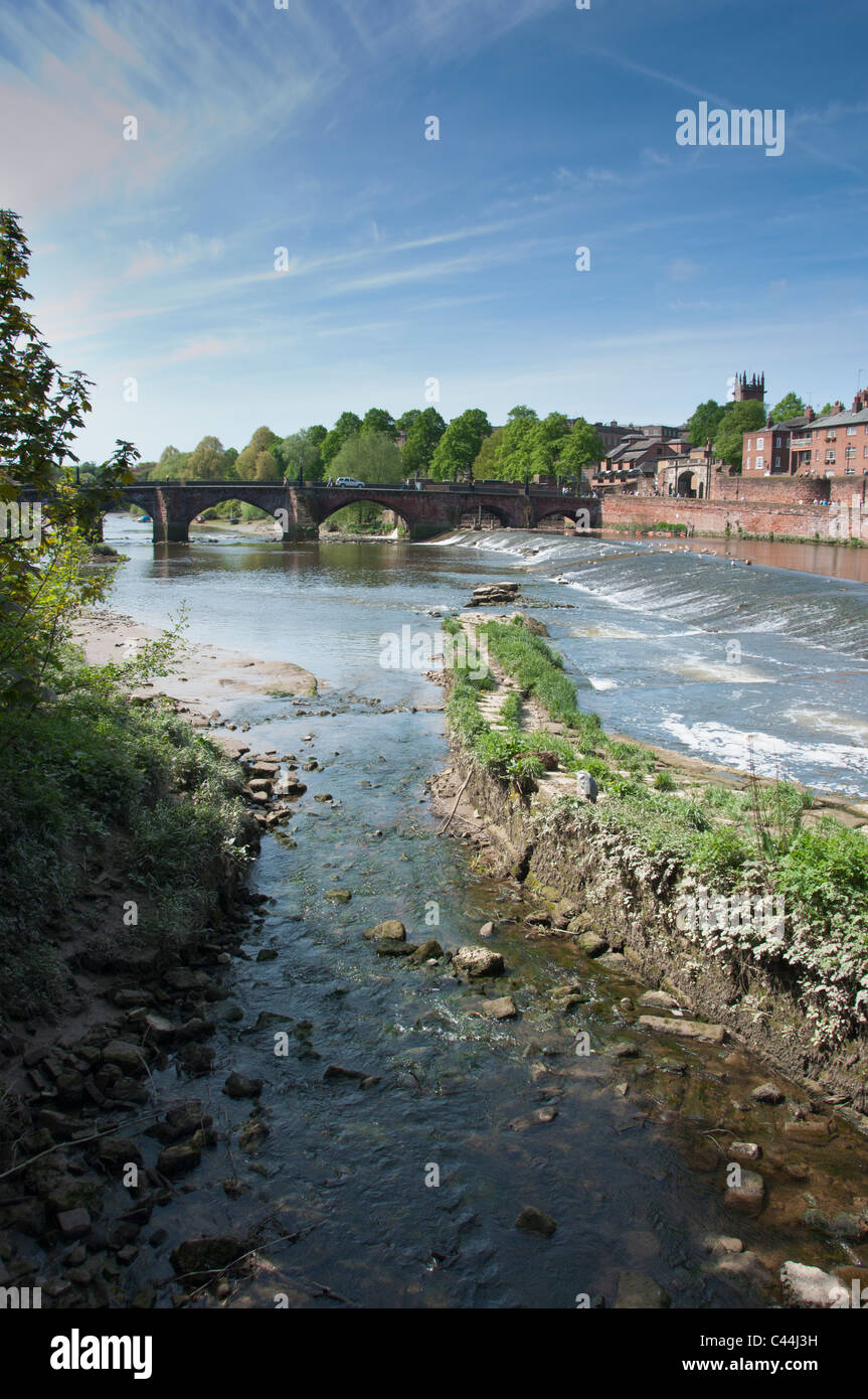 Paysage pittoresque avec de vieux Dee bridge ou la rivière Dee, Chester, Cheshire, Angleterre. Banque D'Images