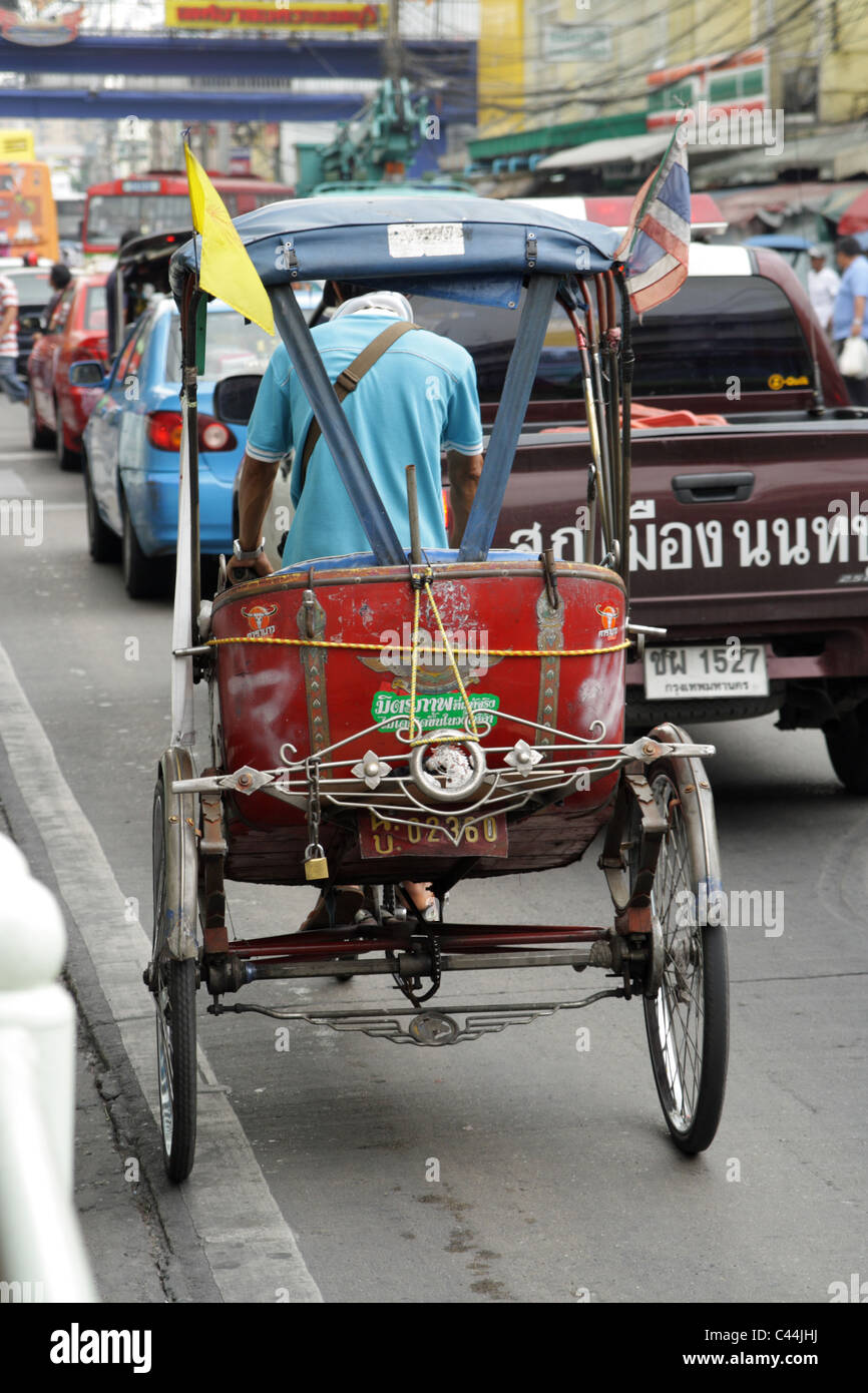 Saamlaw sur vélo taxi à trois roues , rue , Thaïlande Nonthaburi Banque D'Images
