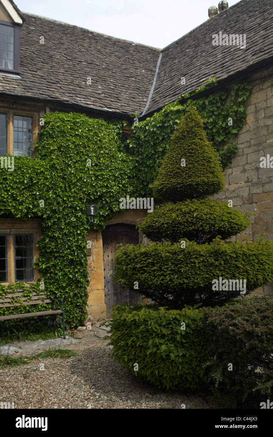 Chambre anglais traditionnel avec jardin topiaire Banque D'Images