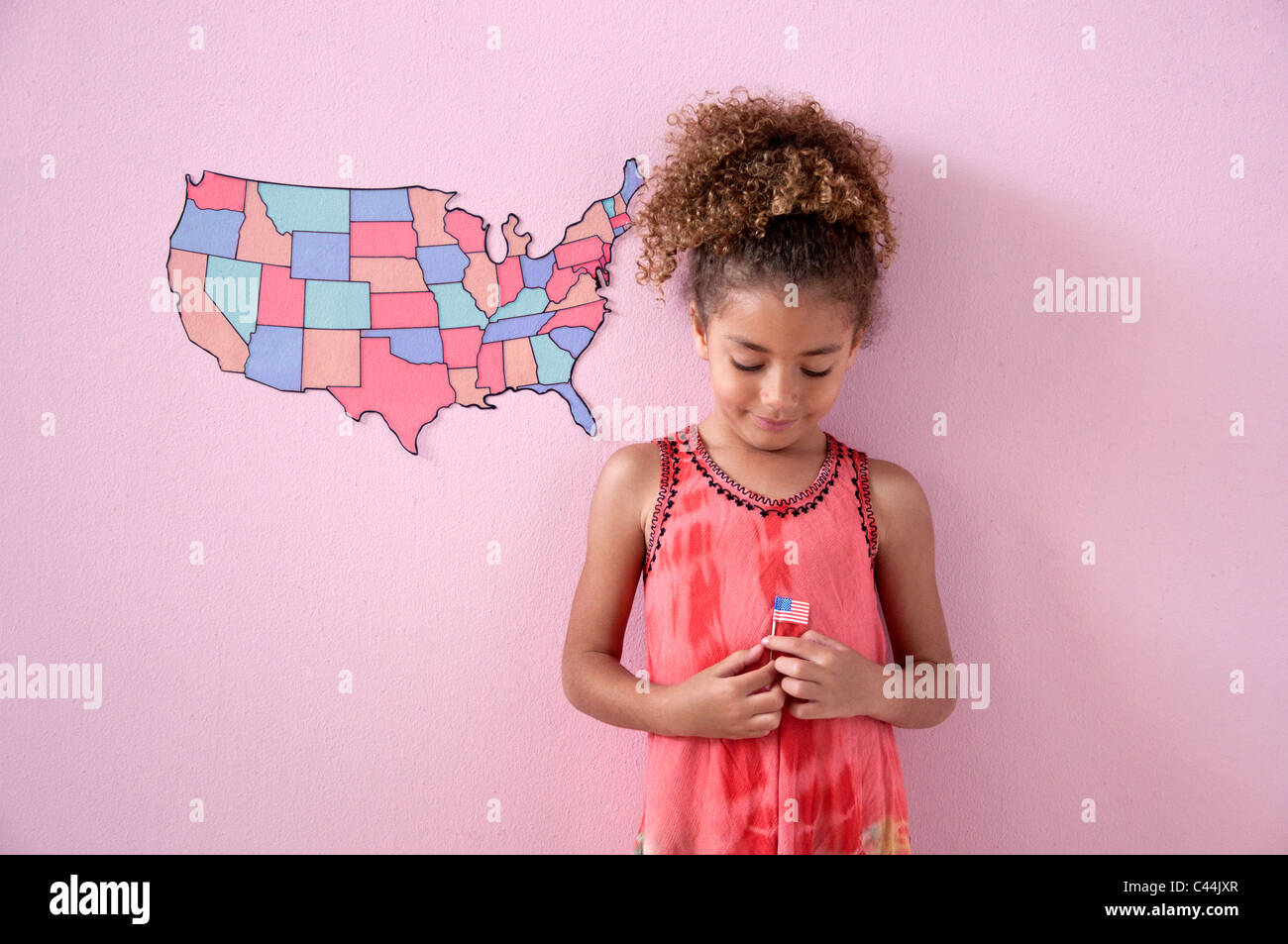 Jeune fille dans une chambre rose avec un plan américain Banque D'Images