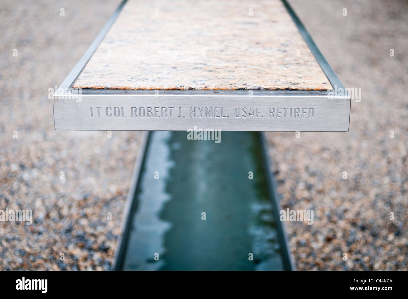 Pentagone Memorial Unit Arlington Virginie // ARLINGTON, Virginie, États-Unis — le Pentagone Memorial est un hommage solennel aux 184 vies perdues lors de l'attaque du 11 septembre 2001 contre le Pentagone. Situé juste au sud-ouest du bâtiment du Pentagone, cet espace contemplatif comprend 184 unités commémoratives, chacune dédiée à une victime individuelle, disposées selon une chronologie de leurs âges. Le design, avec ses bancs en porte-à-faux et ses bassins réfléchissants, crée un environnement puissant pour le souvenir et la réflexion. Banque D'Images