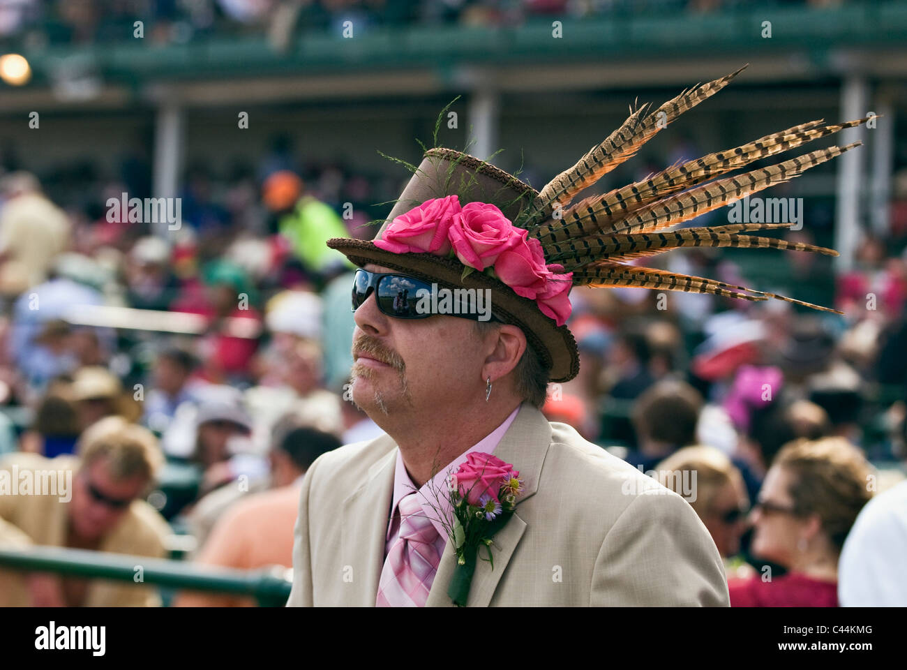 Homme portant chapeau intéressant à Churchill Downs sur Oaks Day à Louisville (Kentucky) Banque D'Images