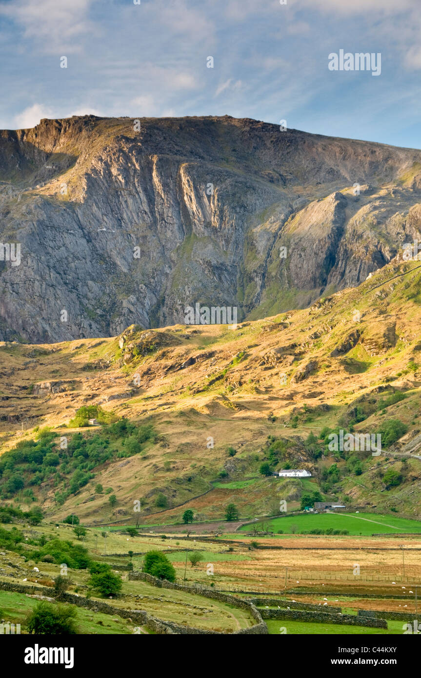 Le Nant Ffrancon Valley soutenue par Cwm Idwal, Parc National de Snowdonia, Gwynedd, au nord du Pays de Galles, Royaume-Uni Banque D'Images