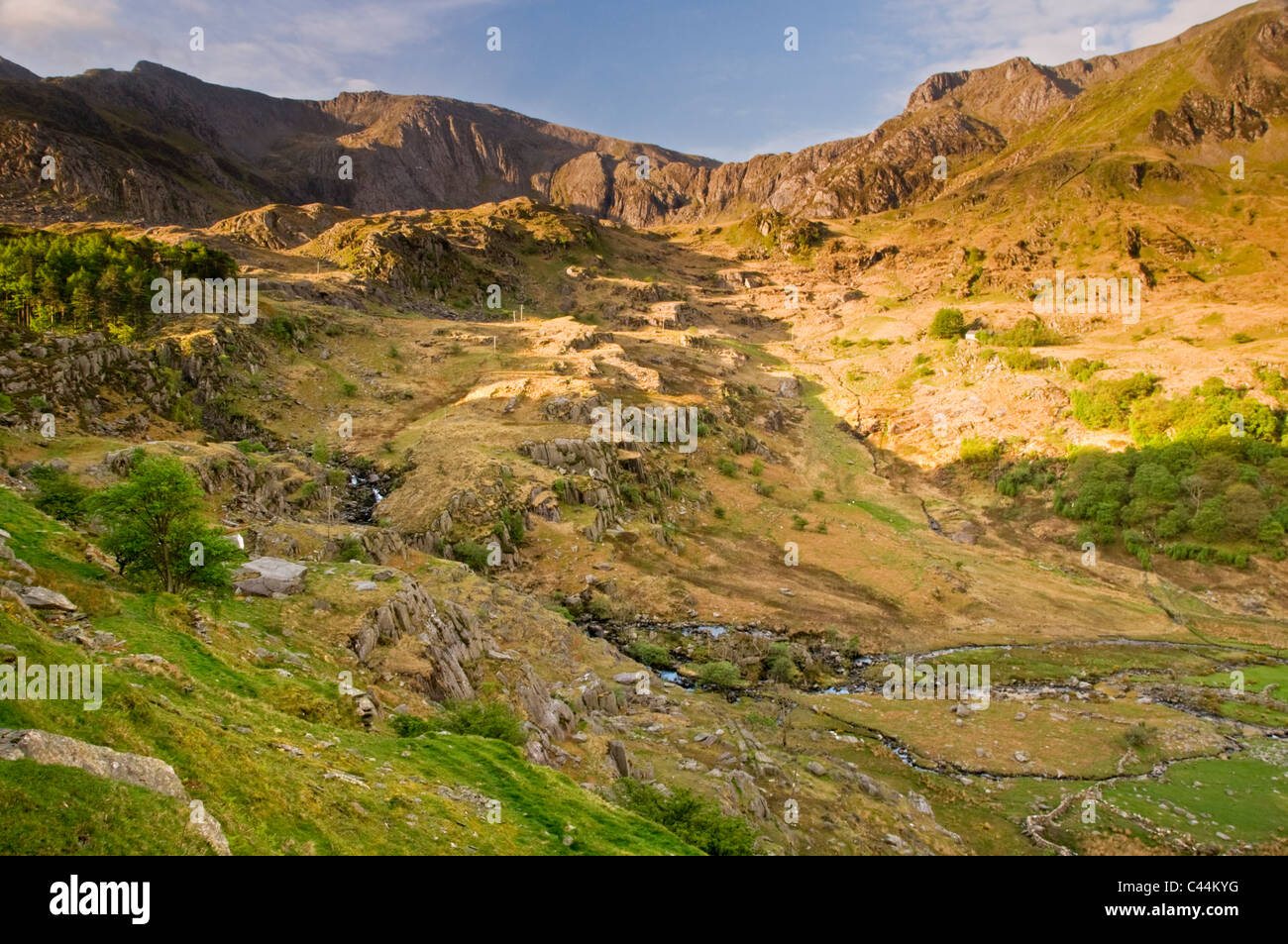 Le Nant Ffrancon Valley soutenue par Cwm Idwal, Parc National de Snowdonia, Gwynedd, au nord du Pays de Galles, Royaume-Uni Banque D'Images