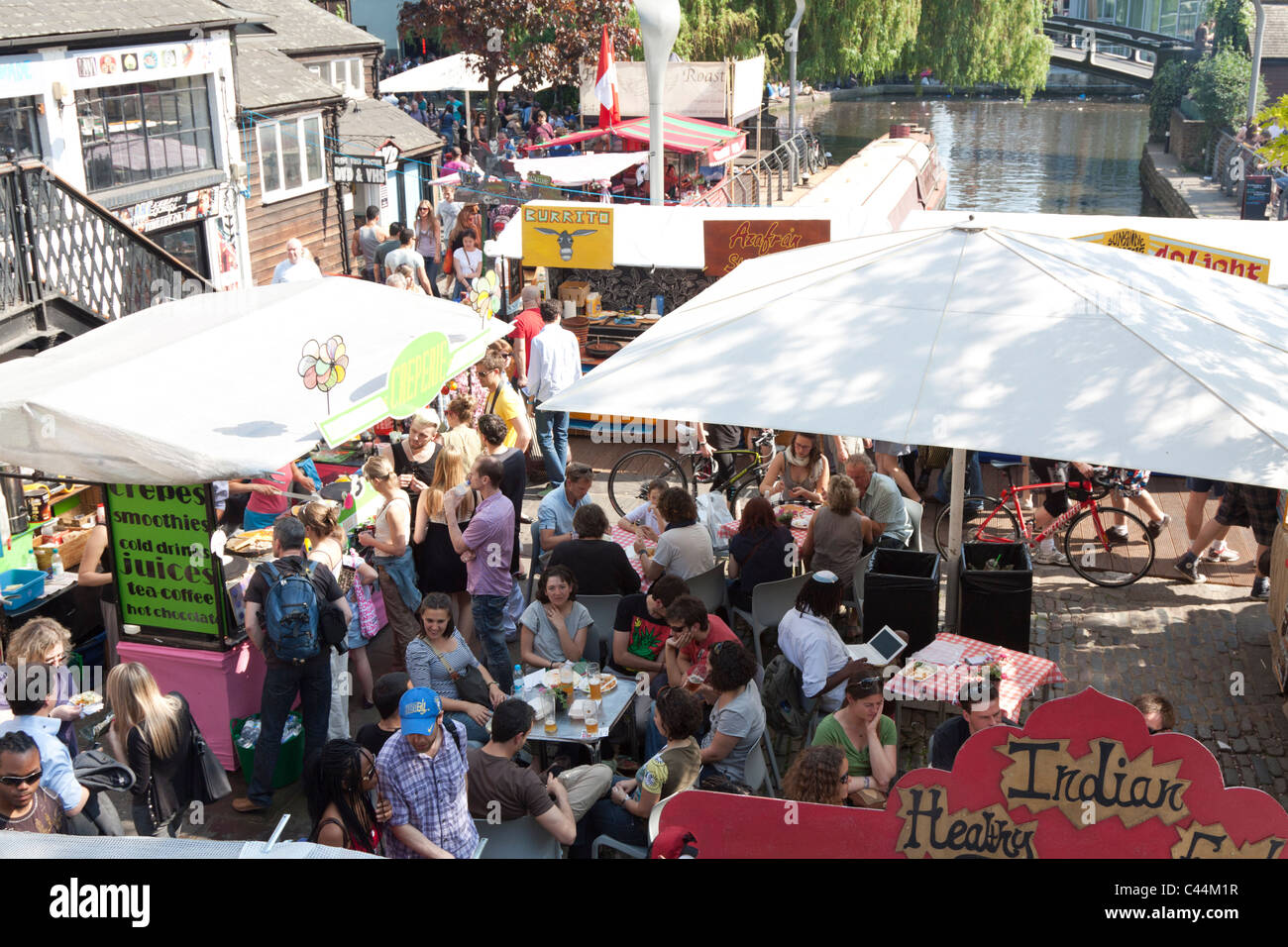 Week-end, des stands de nourriture - Camden Lock Market - Londres Banque D'Images