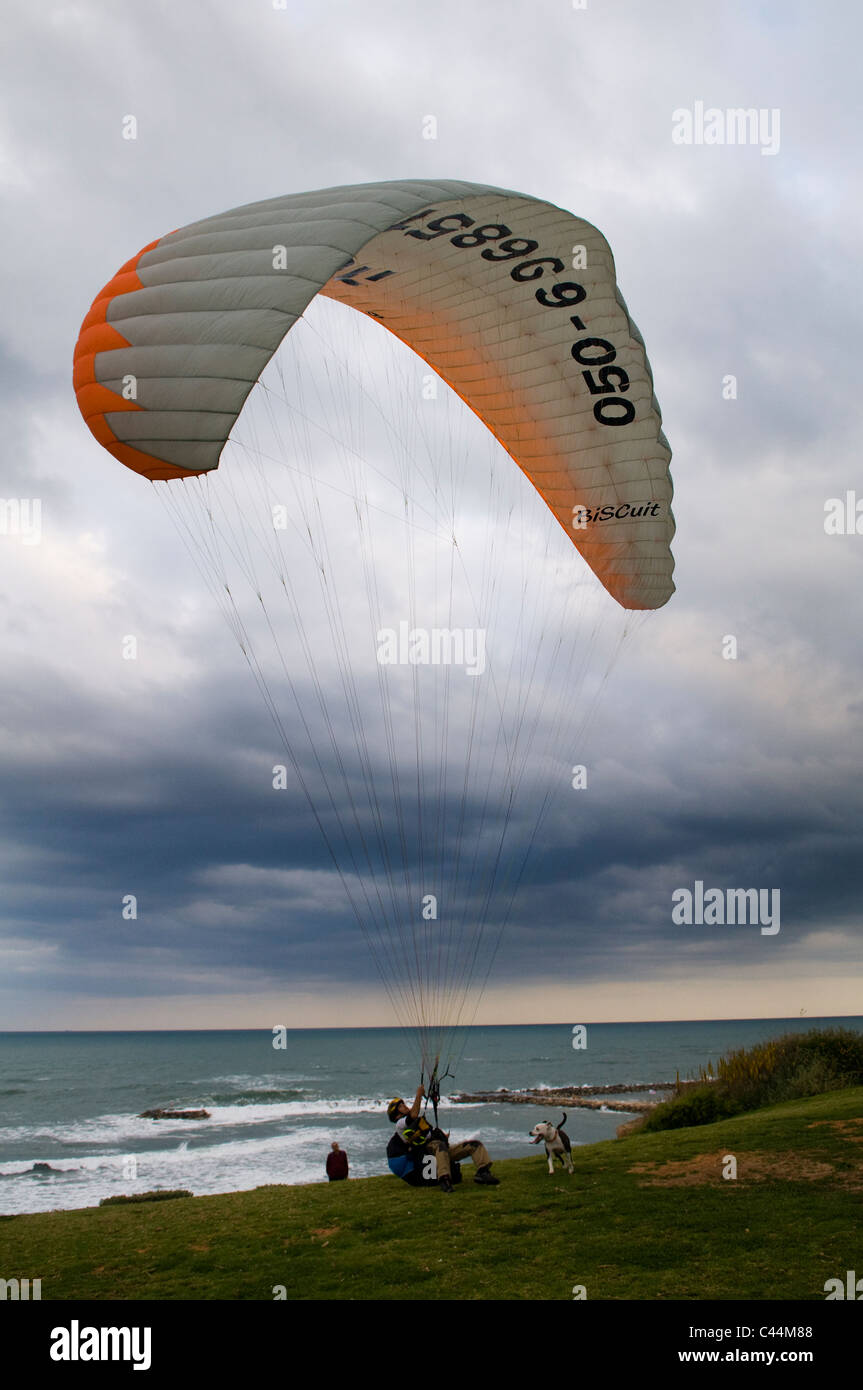 Parapente / parachute ascensionnel à tel Aviv, Israël. Banque D'Images
