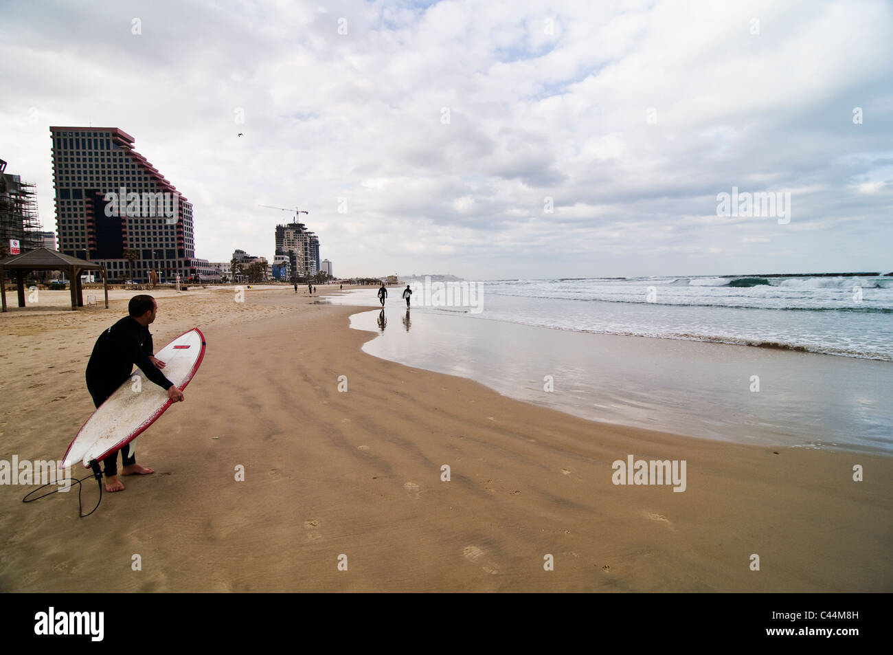Matin sur la plage méditerranéenne à Tel Aviv. Banque D'Images