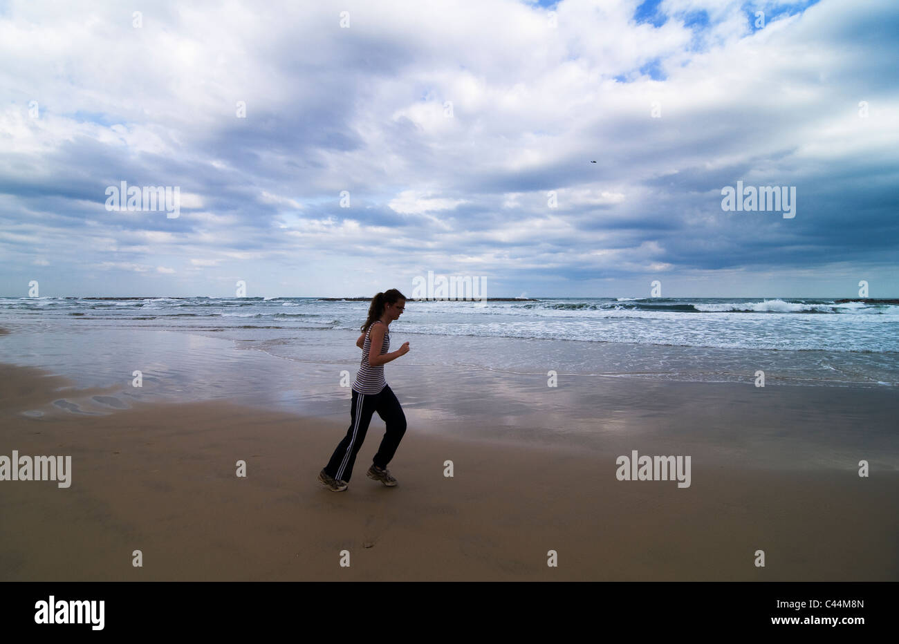Matin sur la plage méditerranéenne à Tel Aviv. Banque D'Images
