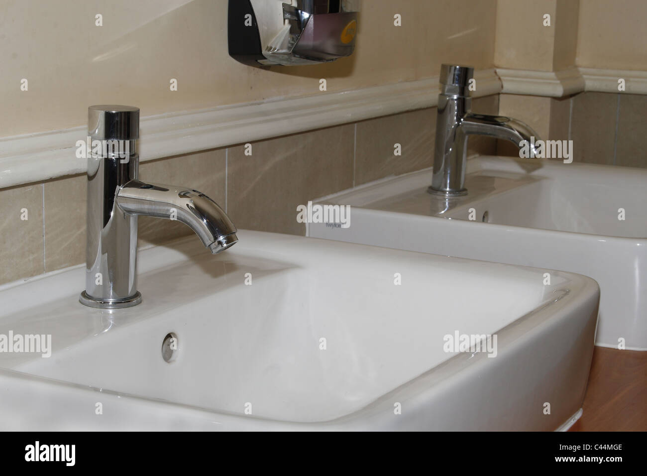 Appuyez sur et un lavabo dans les toilettes d'un restaurant. Worksop, Notts, Angleterre Banque D'Images