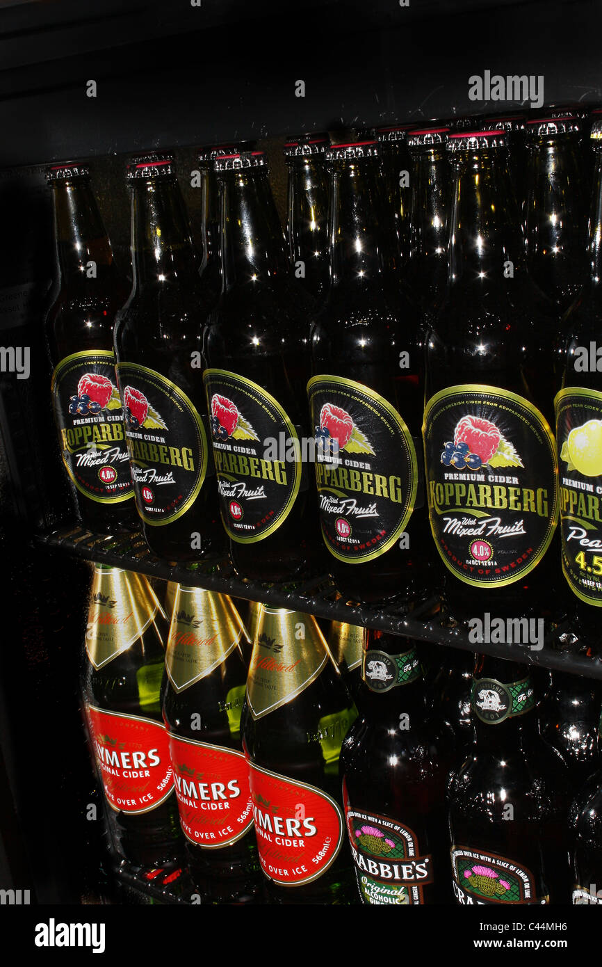 Image de cidre et crabbies dans un réfrigérateur dans un pub. Worksop, Notts, Angleterre Banque D'Images