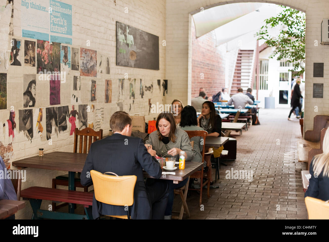 Petit-déjeuner diners à Tiger, Tiger Cafe à Murray Mews. Perth, Western Australia, Australia Banque D'Images