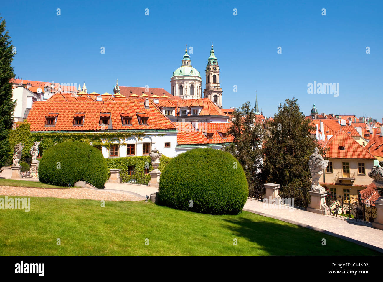 République tchèque, Prague - 18e siècle jardin Vrtbovska vrtba (Zahrada) et St Nicholas church. Banque D'Images