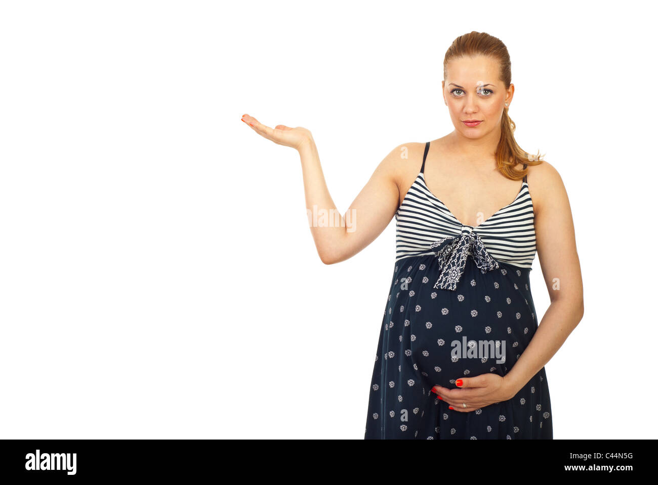 Pregnant woman présentation pour copier l'espace et tenir la main sur son ventre isolé sur fond blanc Banque D'Images
