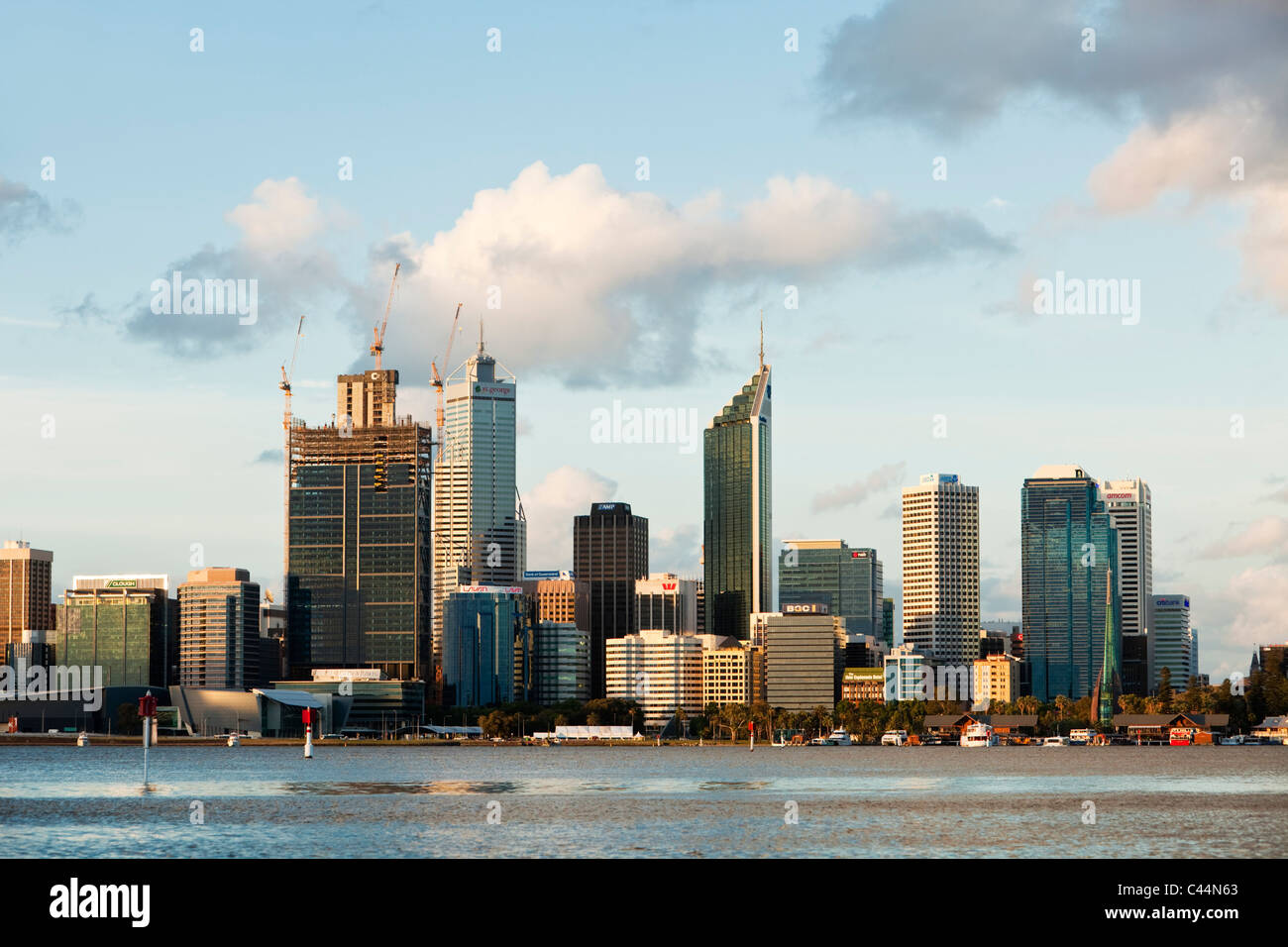 Swan River et la ville vue de South Perth. Perth, Western Australia, Australia Banque D'Images