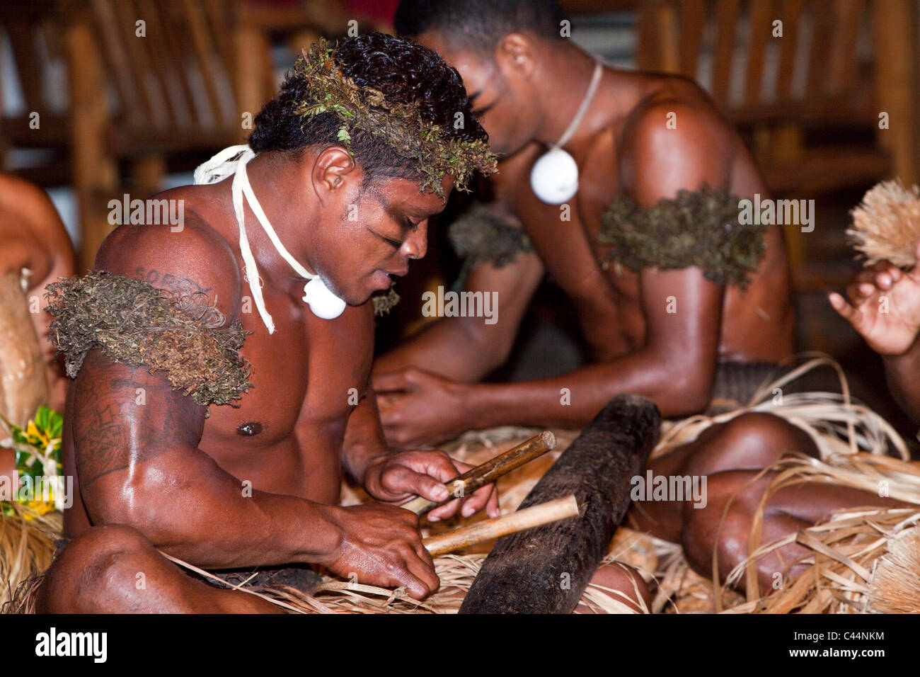 La performance de danse autochtones durant la Cérémonie du Kava, lagon de Beqa, Viti Levu, Fidji Banque D'Images