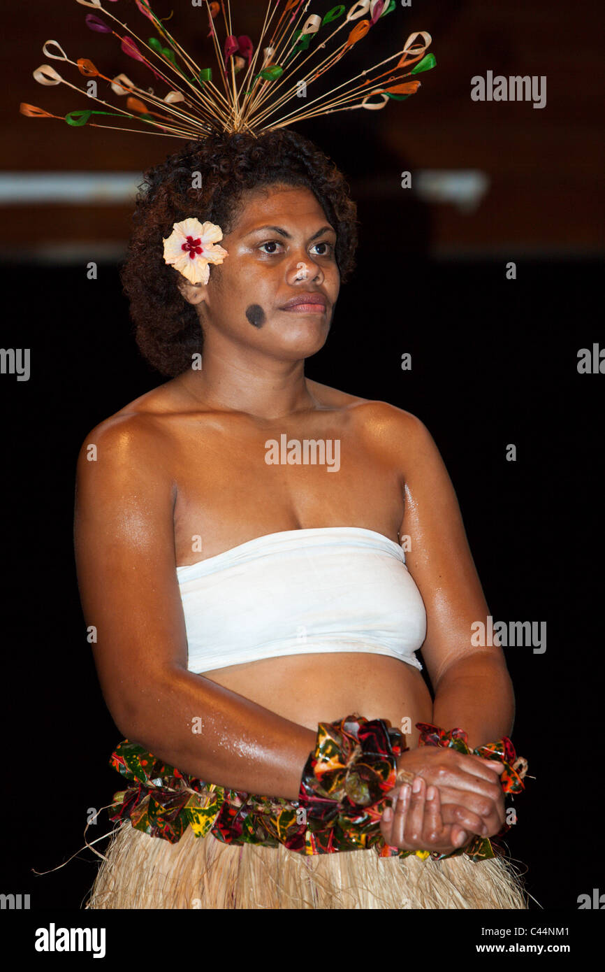 La performance de danse autochtones durant la Cérémonie du Kava, lagon de Beqa, Viti Levu, Fidji Banque D'Images