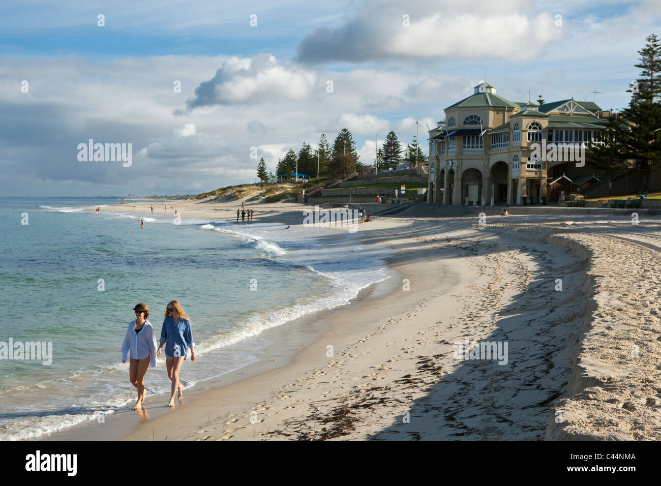 Tôt le matin, les nageurs à Cottesloe Beach. Perth, Western Australia, Australia Banque D'Images