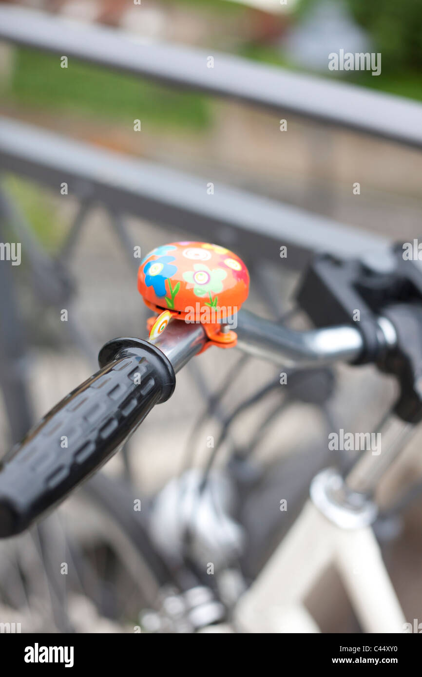 Cloche de vélo colorée sur le guidon. Banque D'Images