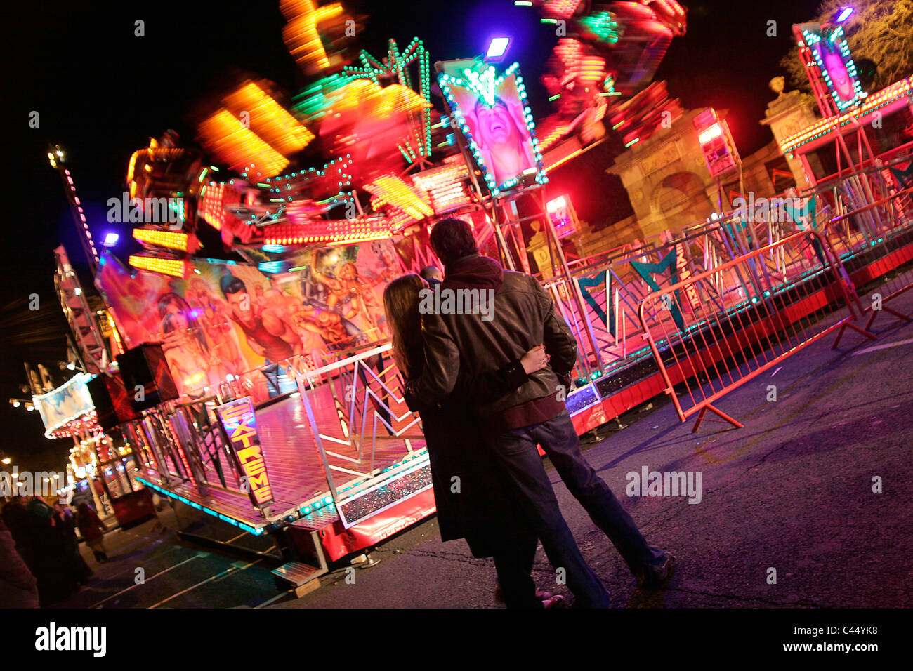 République d'Irlande, Dublin, célébrations de la St Patrick, couple fête foraine Banque D'Images