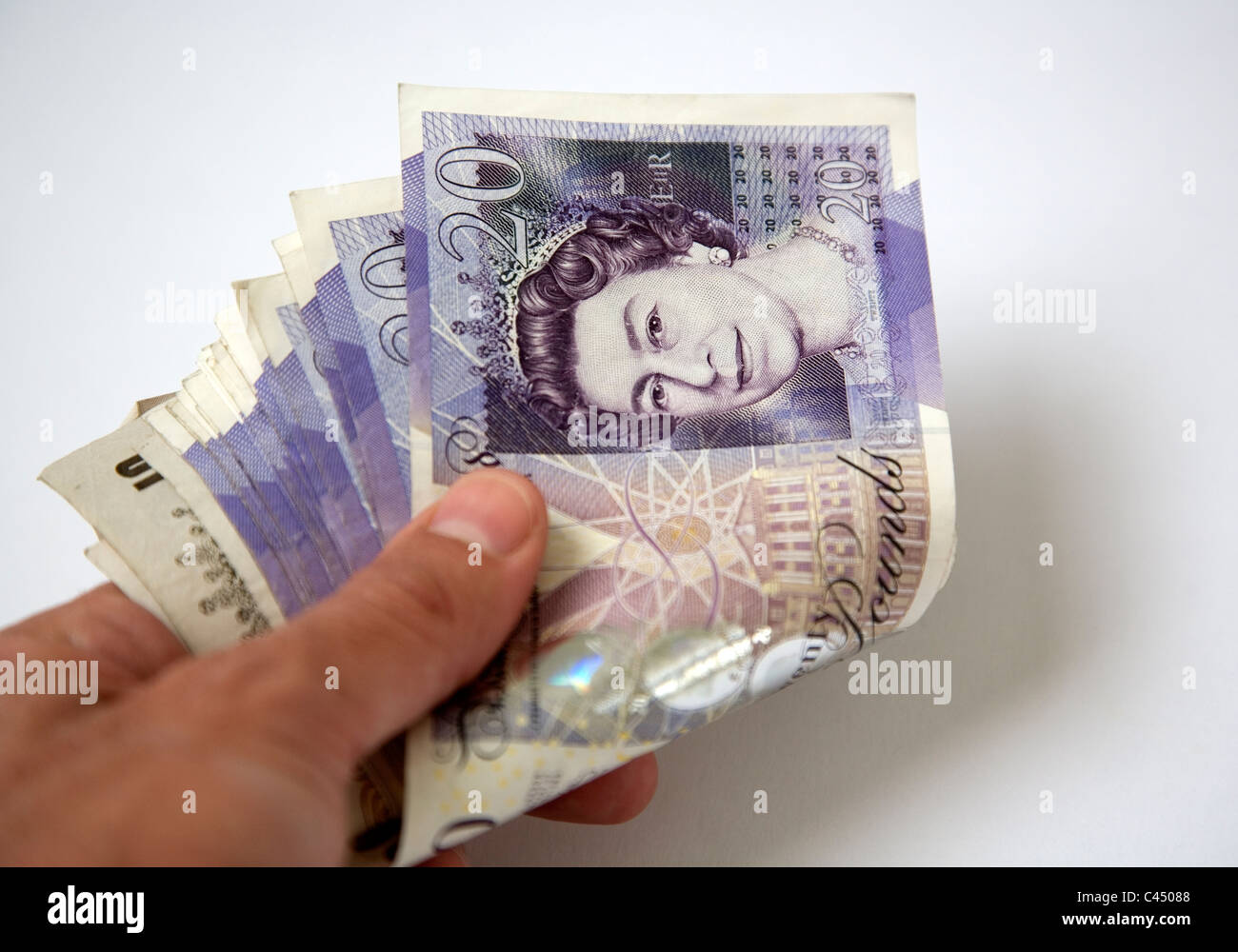 Heap de sterling billets détenus dans la main Banque D'Images