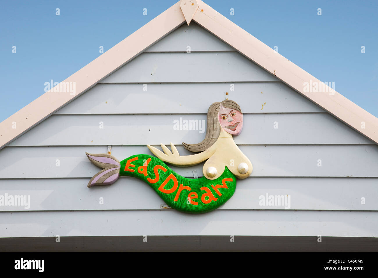 Ed's Dream. Une sirène sur une cabane de plage de Margate, Kent, Angleterre. Banque D'Images