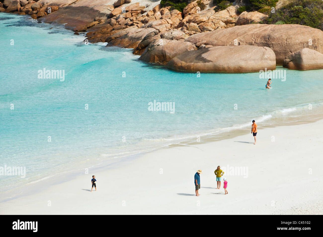 Les nageurs au crépuscule Cove. Esperance, Australie occidentale, Australie Banque D'Images