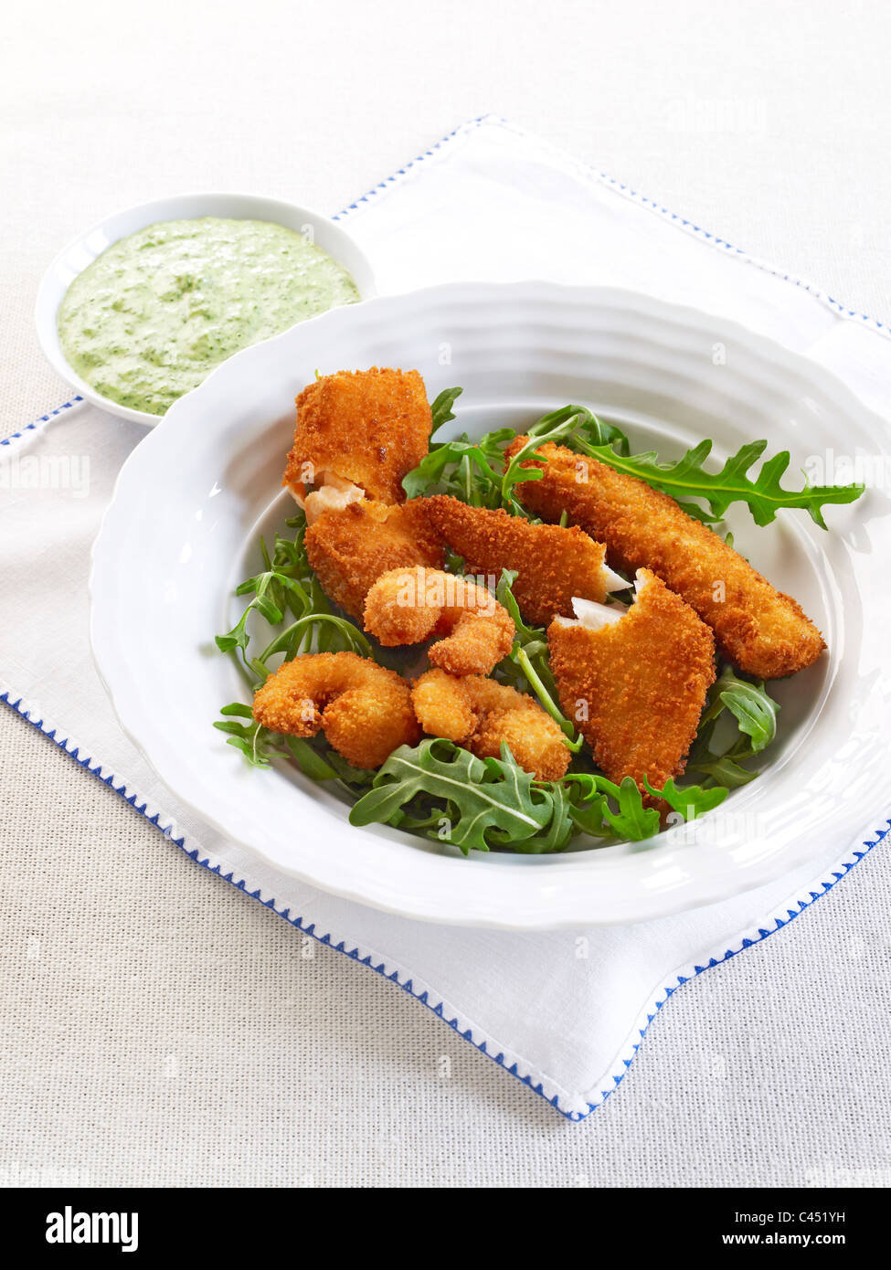 Bol de poêlée de poisson avec trempette, close-up Banque D'Images