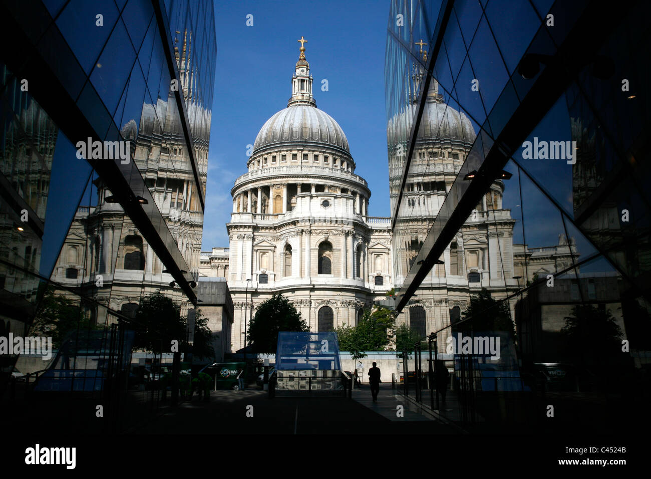 La Cathédrale de St Paul, reflétée dans la façade en verre d'un nouveau changement, la ville de London, UK Banque D'Images