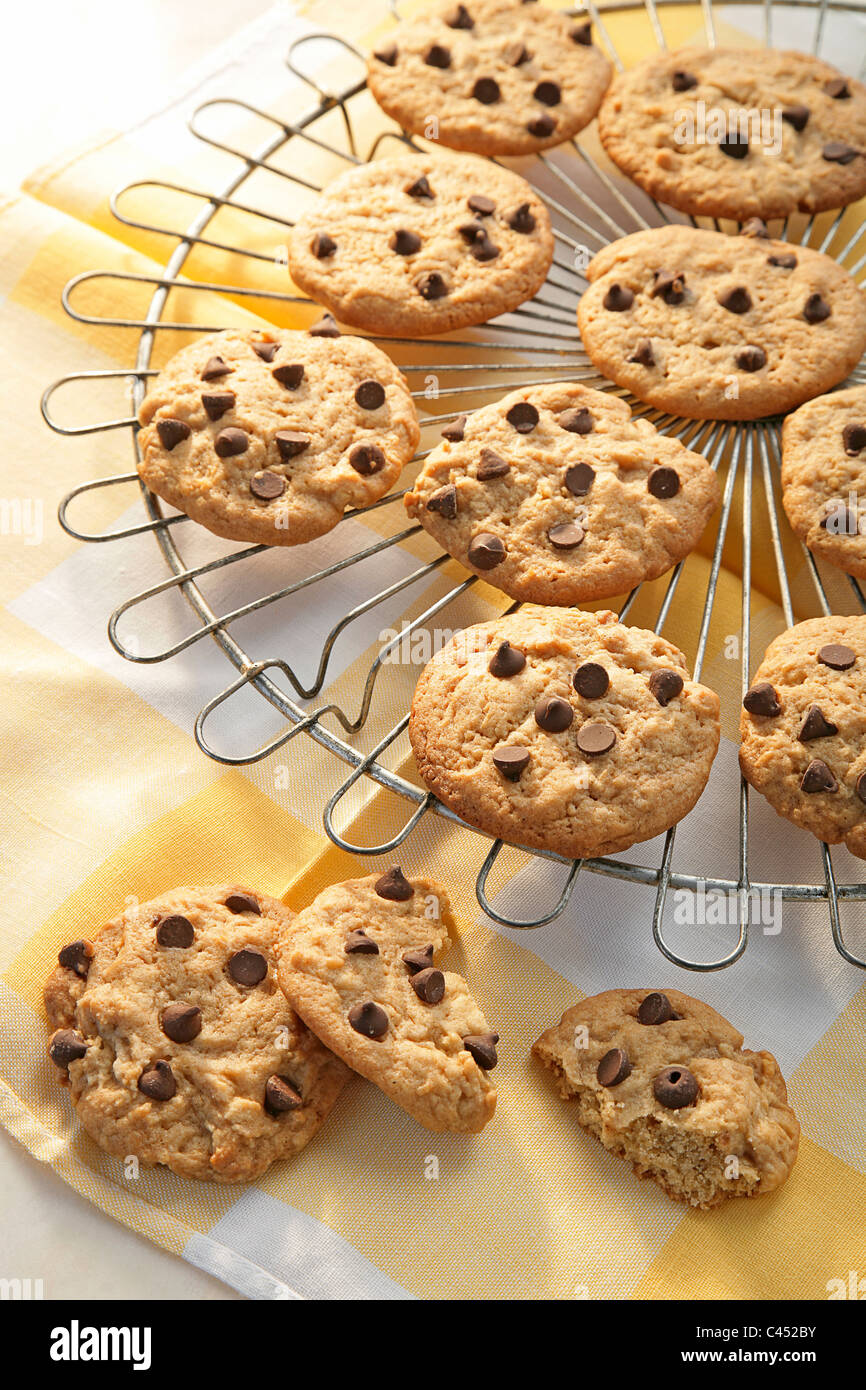 Chocolate Chip cookies sur grille de refroidissement, close-up Banque D'Images